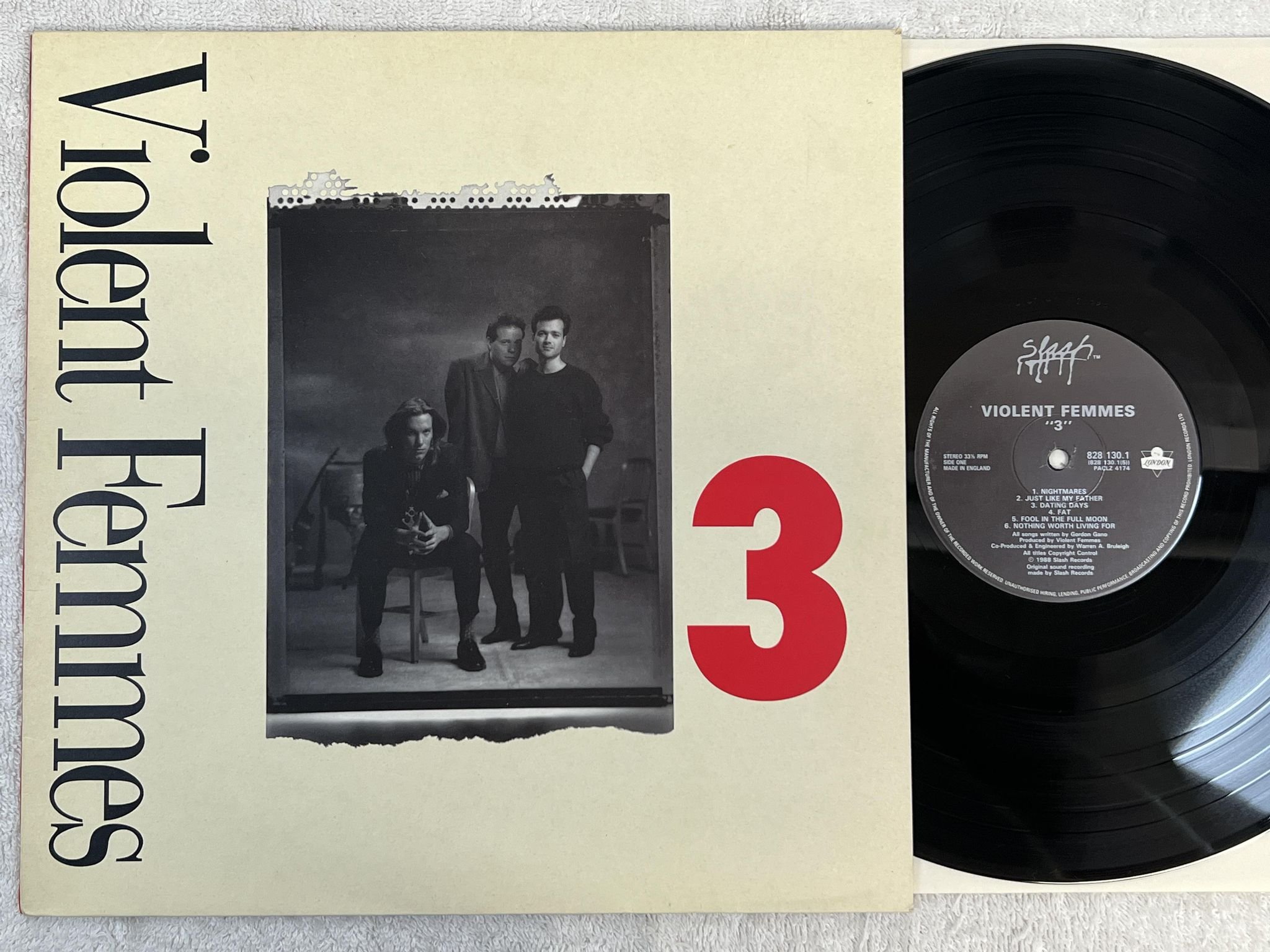 Omslagsbild för skivan VIOLENT FEMMES "3" LP -88 UK SLASH 8281301