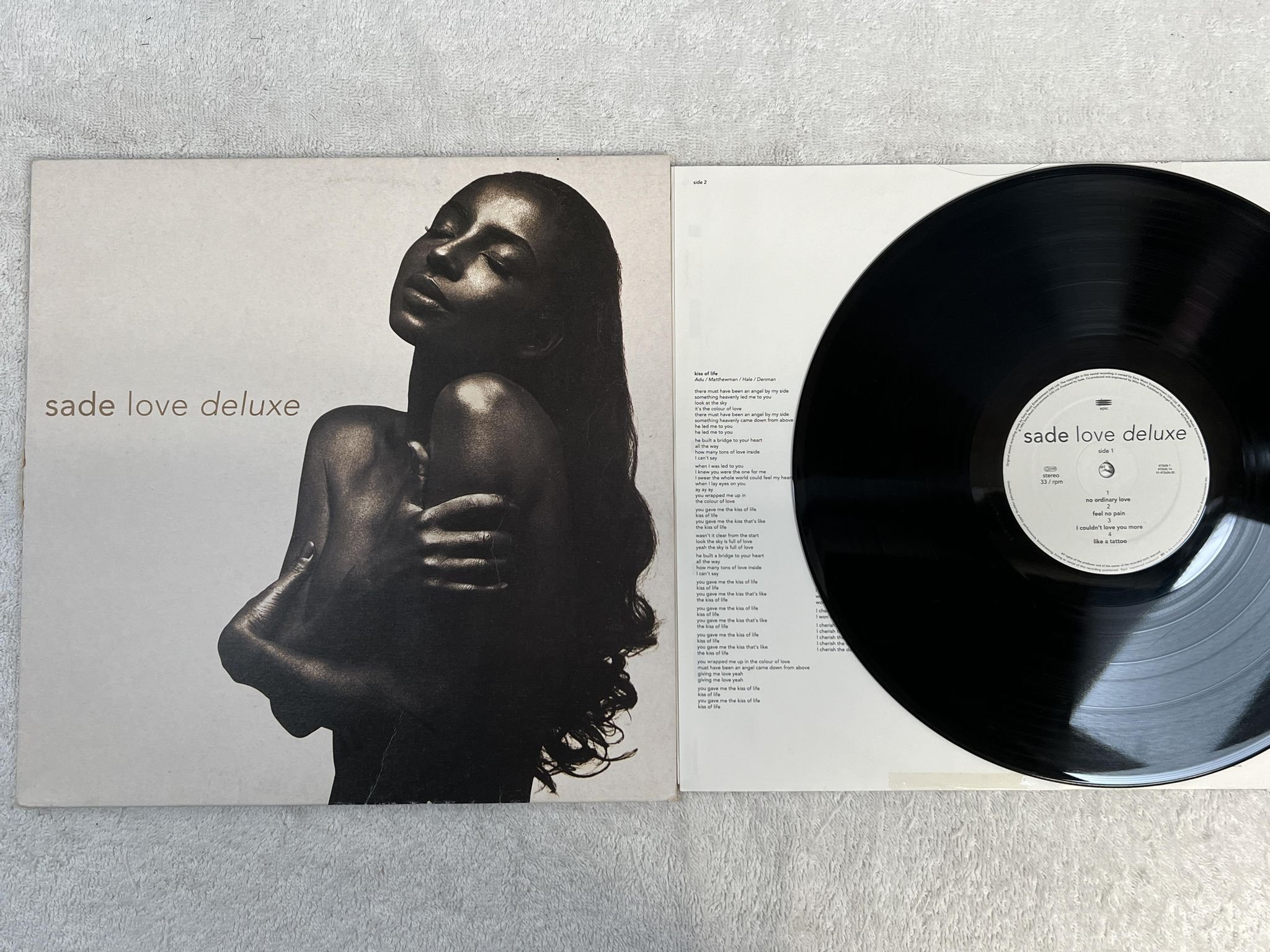 Omslagsbild för skivan SADE love deluxe LP -92 EPIC 472626 1 **** Very rare Smooth Jazz / Neo Sul ****