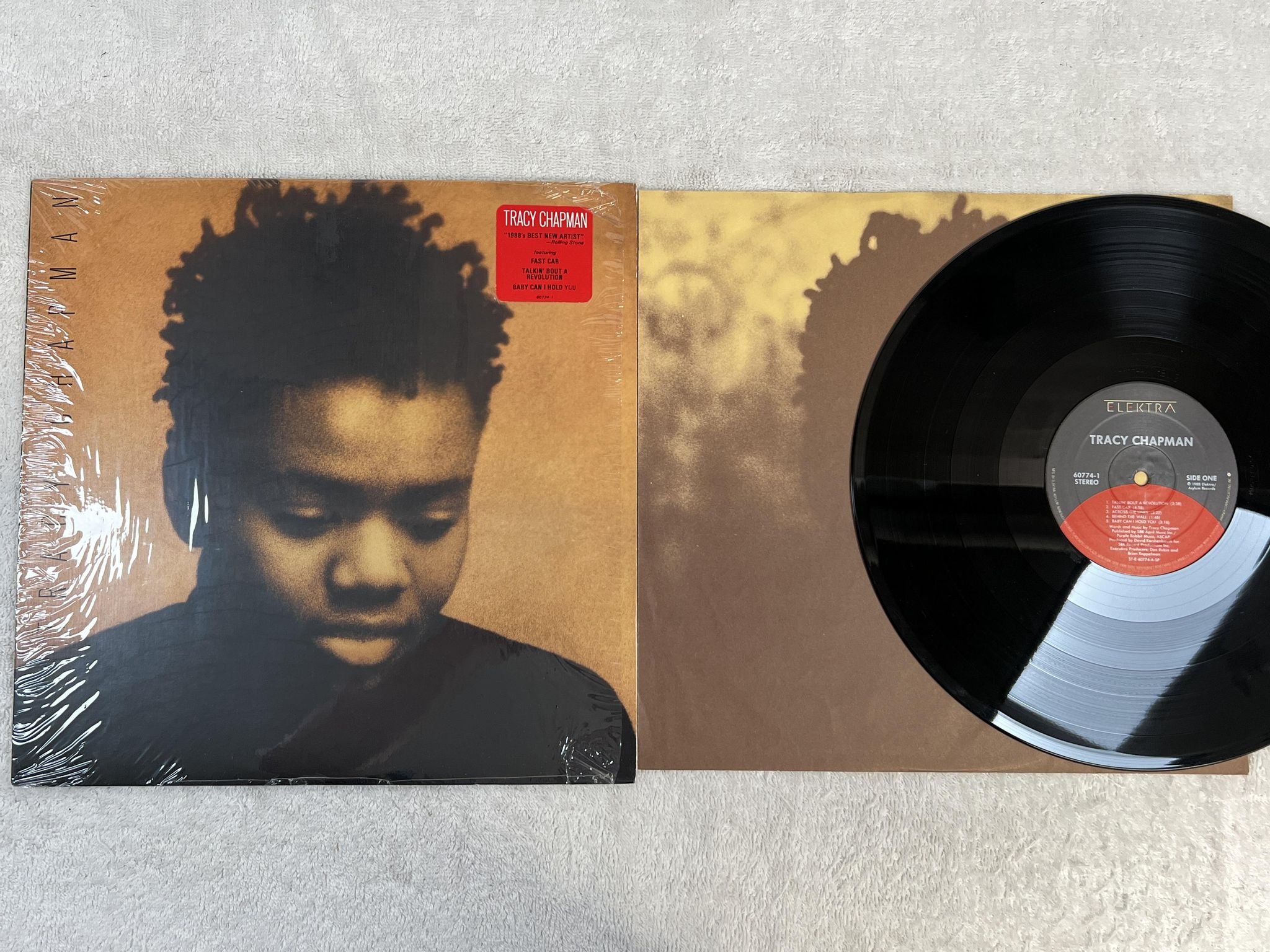 Omslagsbild för skivan TRACY CHAPMAN s/t LP -88 US ELEKTRA 60774-1 *** HYPE STICKER ***