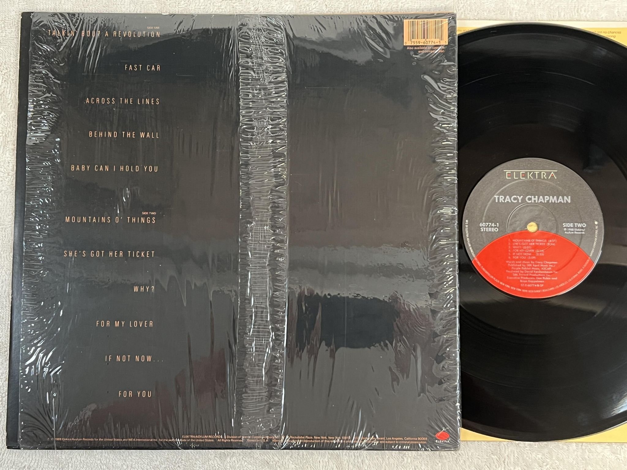 Omslagsbild för skivan TRACY CHAPMAN s/t LP -88 US ELEKTRA 60774-1 *** HYPE STICKER ***