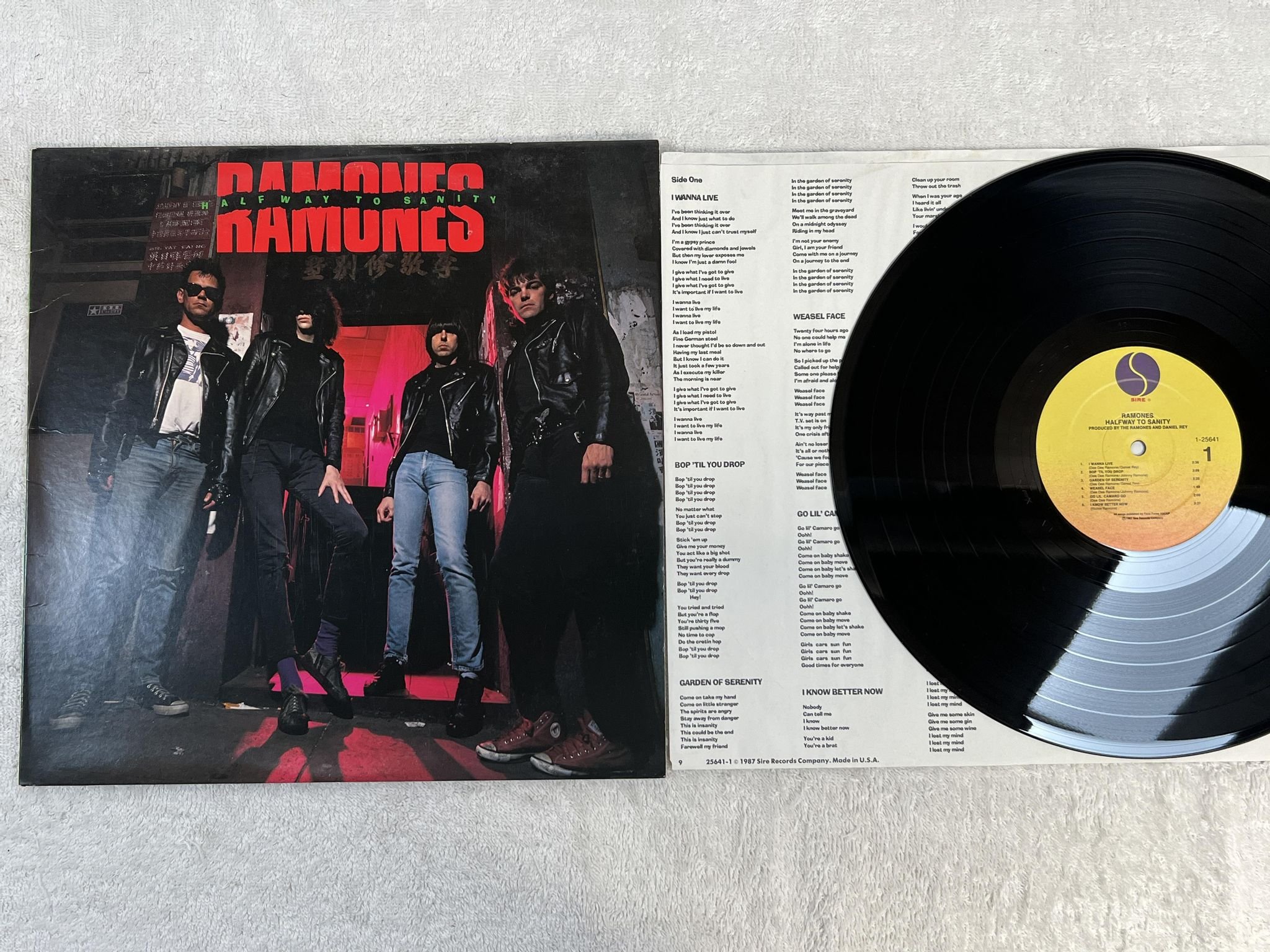 Omslagsbild för skivan RAMONES halfway to sanity LP -87 US SIRE 1-25641 *** SRC PRESSING ***