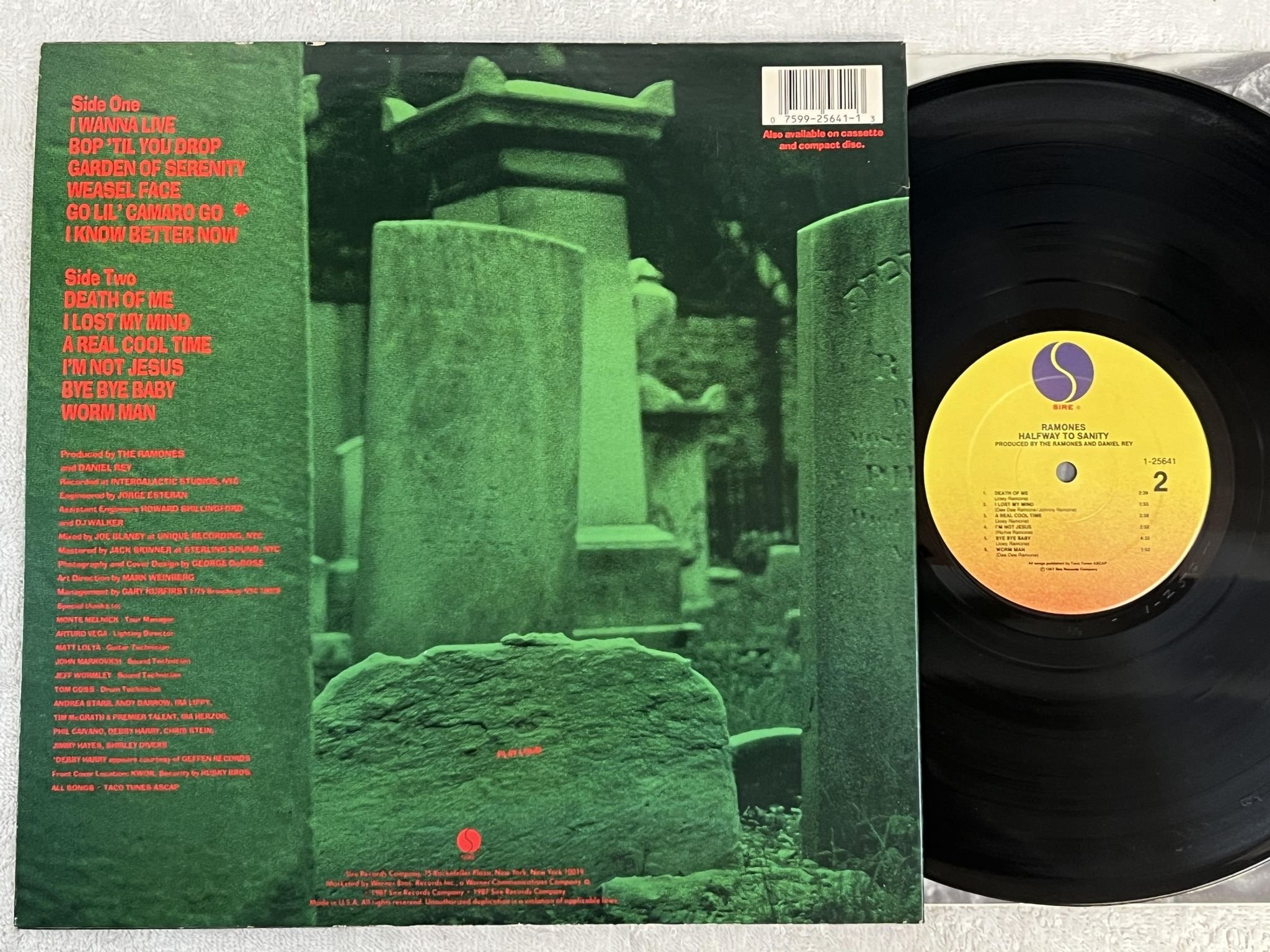 Omslagsbild för skivan RAMONES halfway to sanity LP -87 US SIRE 1-25641 *** SRC PRESSING ***