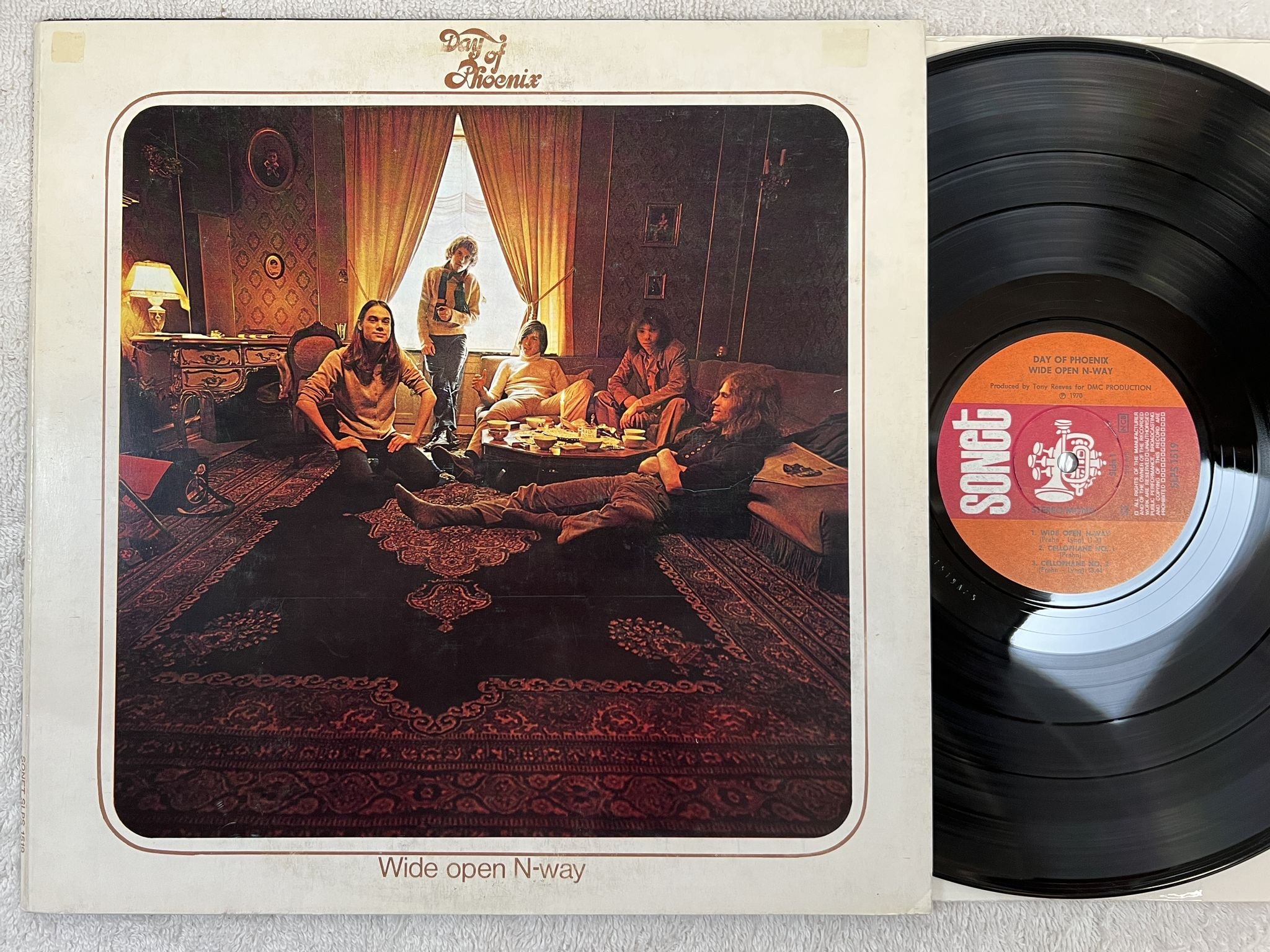 Omslagsbild för skivan DAY OF PHOENIX wide open n-way LP -70 Den SONET SLPS 1519