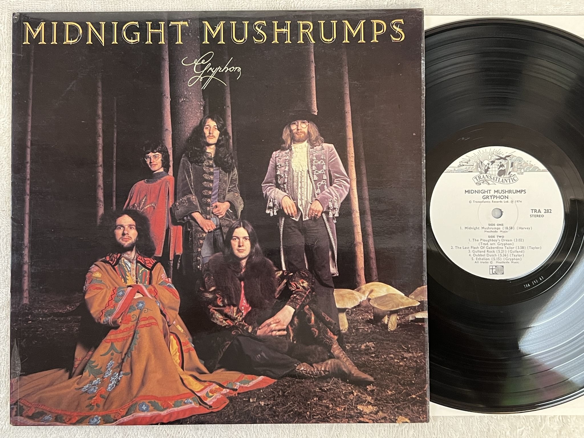 Omslagsbild för skivan GRYPHON midnight mushrumps LP -74 UK TRANSLANTIC TRA 282