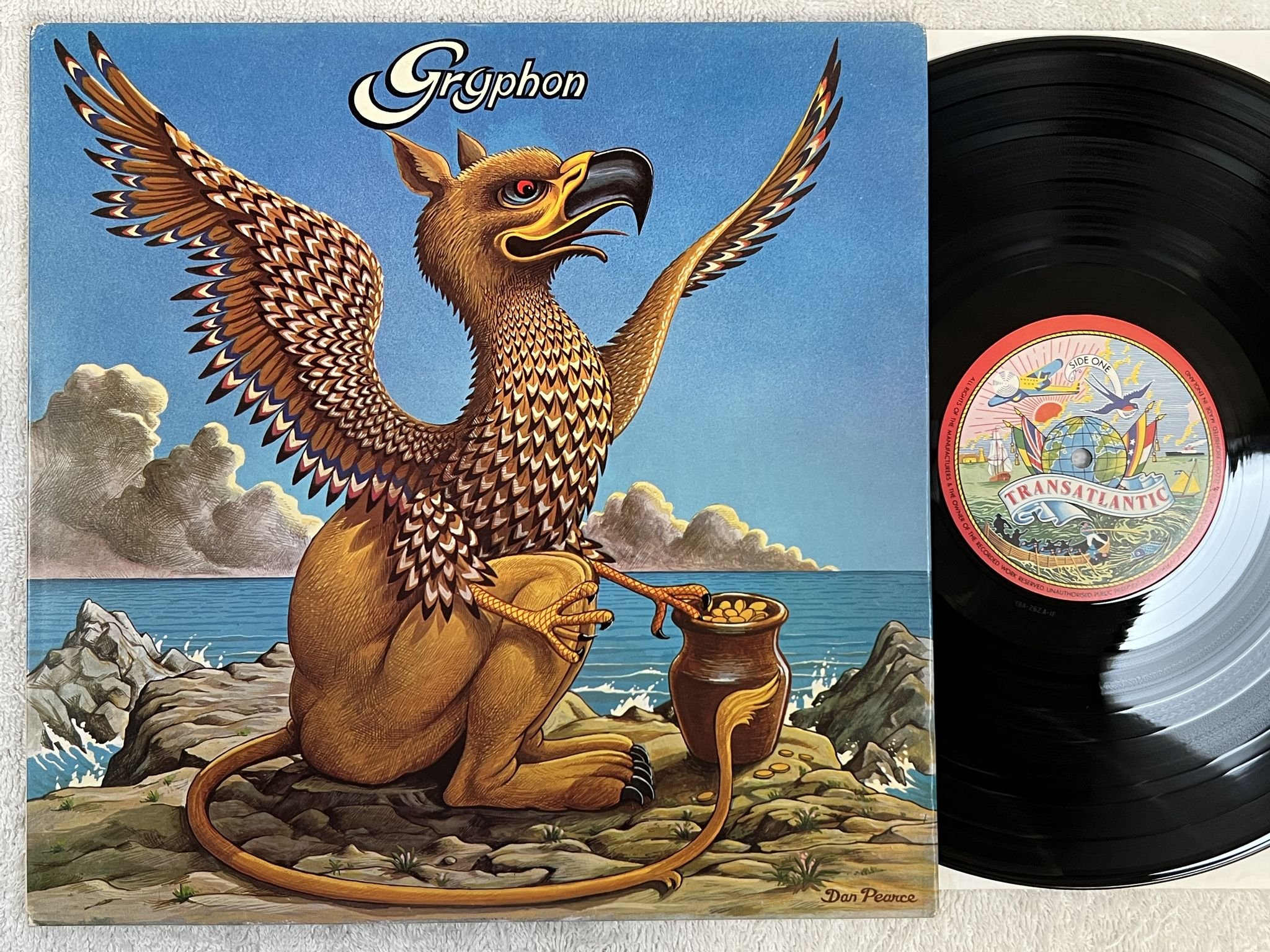 Omslagsbild för skivan GRYPHON s/t LP re UK TRANSLANTIC TRA 262