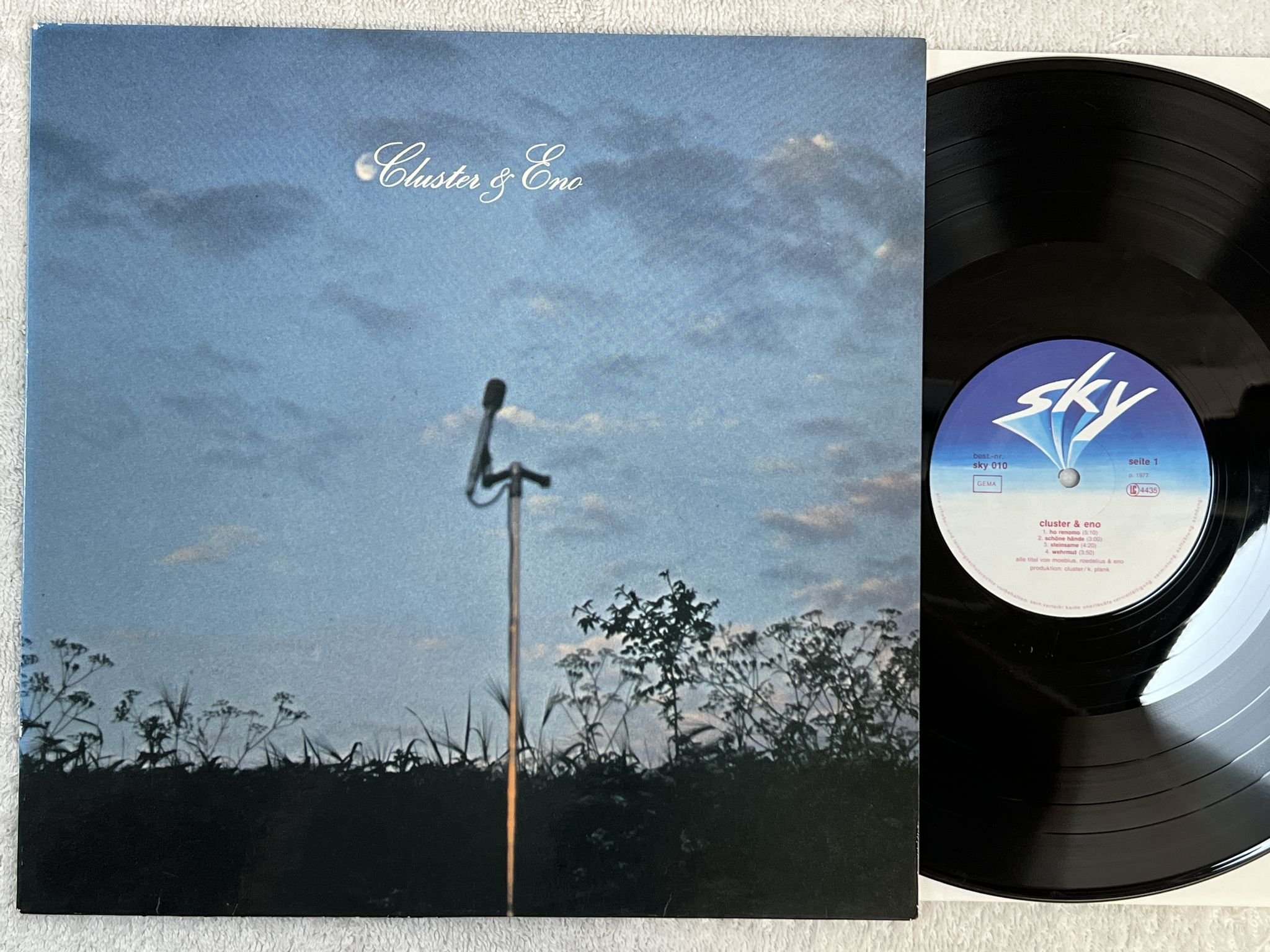 Omslagsbild för skivan CLUSTER & ENO s/t LP -77 Ger SKY RECORDS sky 010