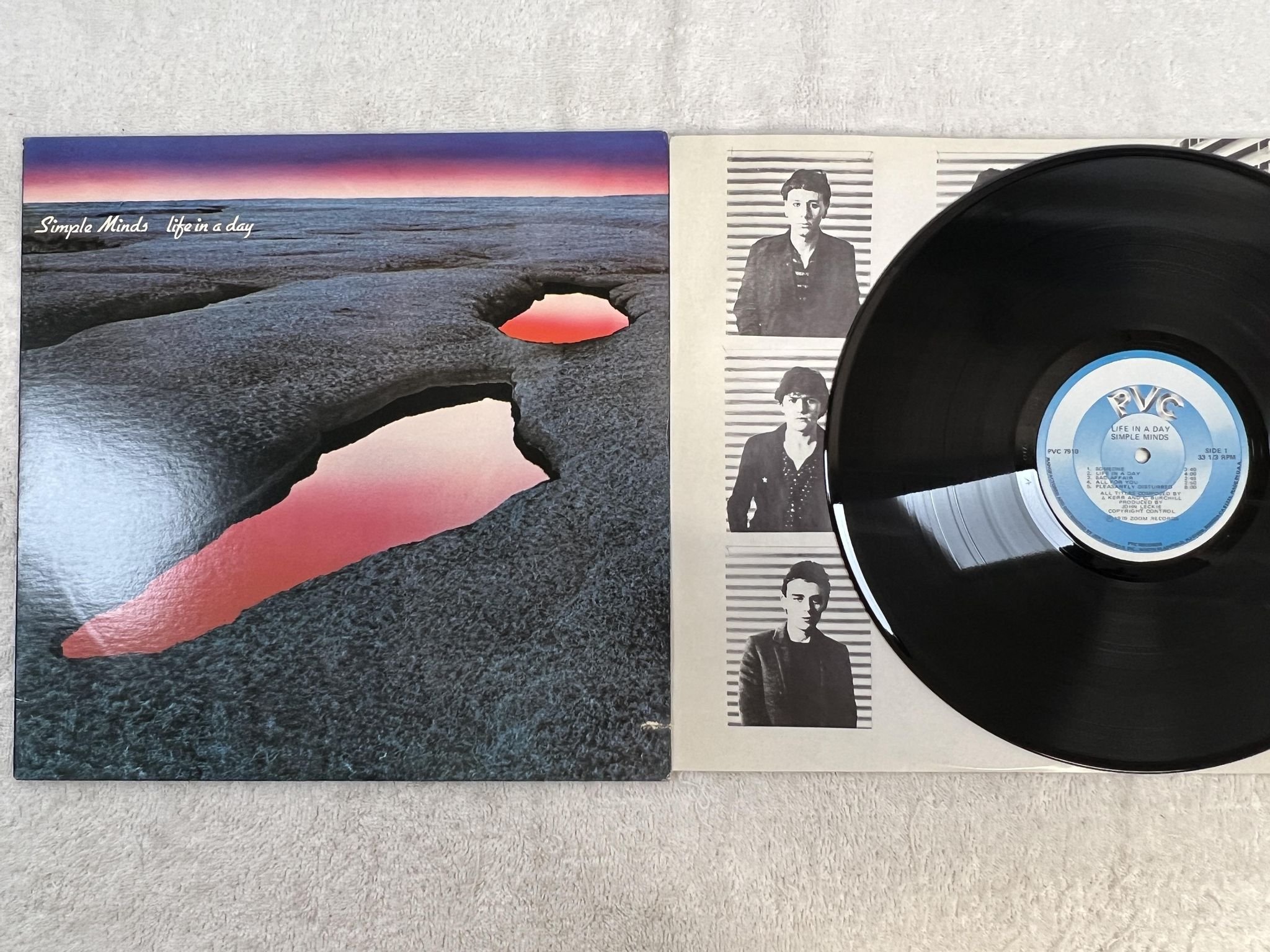 Omslagsbild för skivan SIMPLE MINDS life in a day LP -79 UU PVC 7910