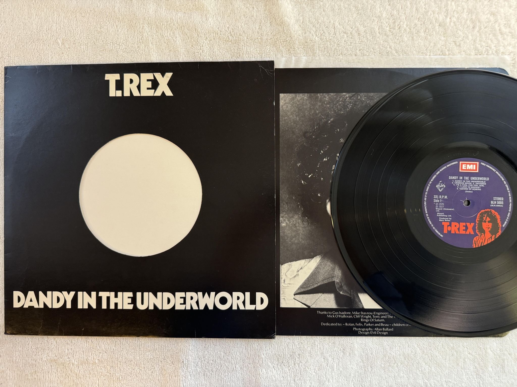 Omslagsbild för skivan T-REX Dandy in the underworld LP -77 UK EMI BLN 5005