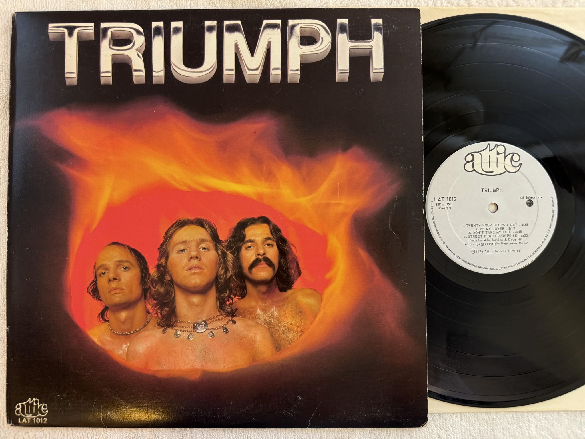 Omslagsbild för skivan TRIUMPH s/t LP -76 Can ATTIC LAT 1012