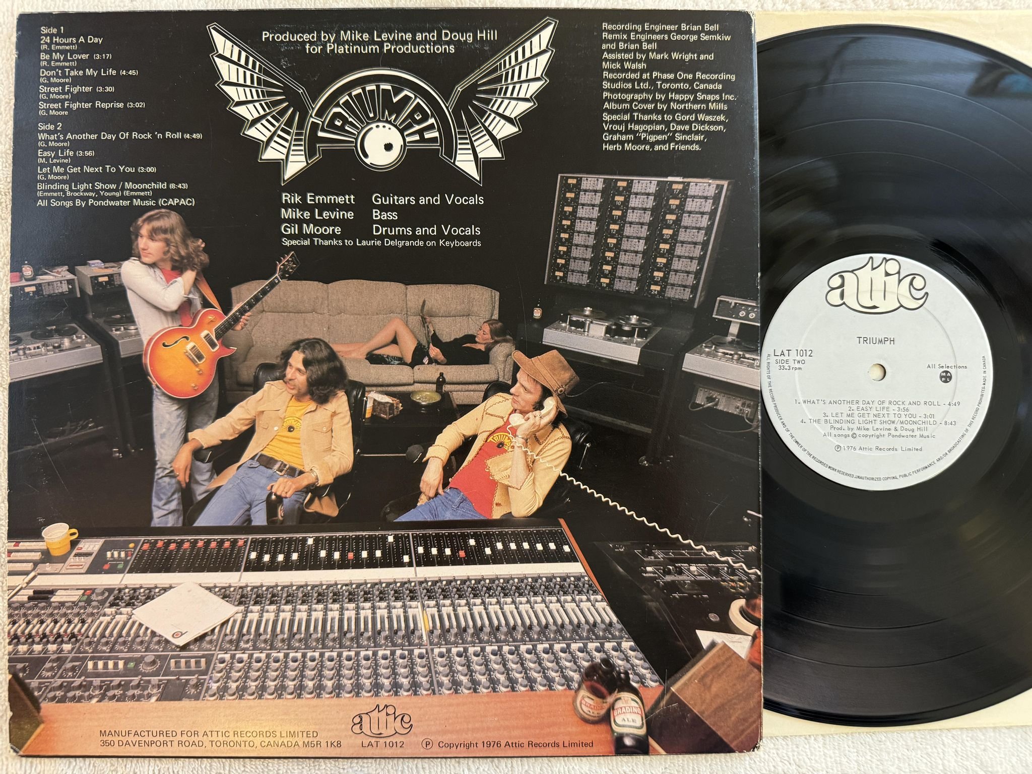 Omslagsbild för skivan TRIUMPH s/t LP -76 Can ATTIC LAT 1012