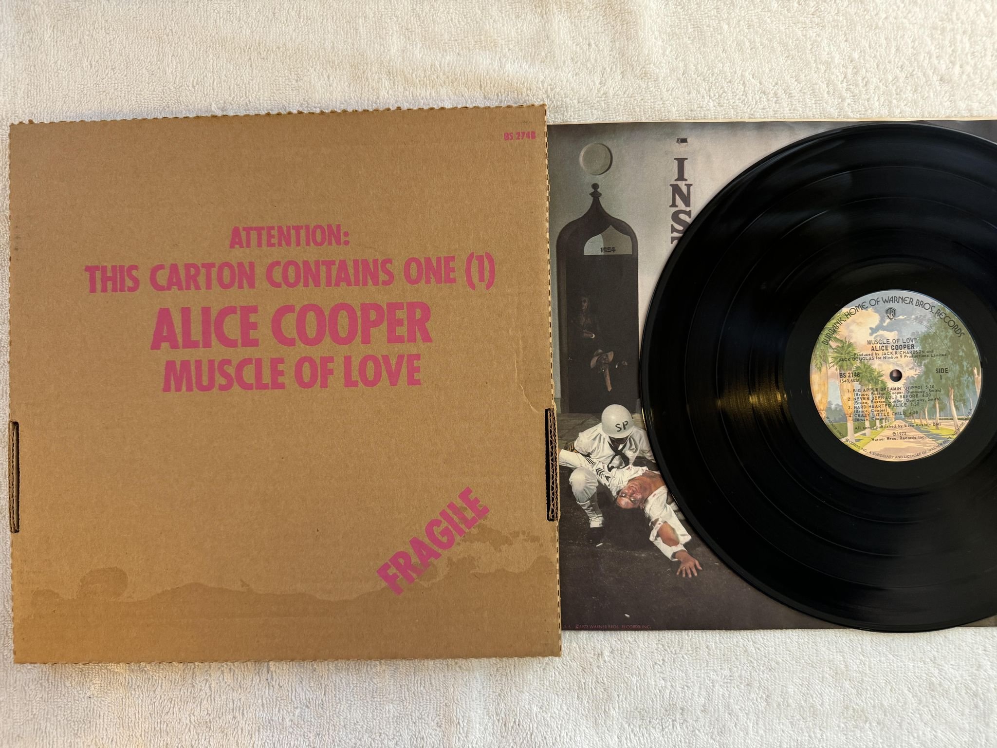 Omslagsbild för skivan ALICE COOPER muscle of love LP -73 US WARNER BROS BS 2748