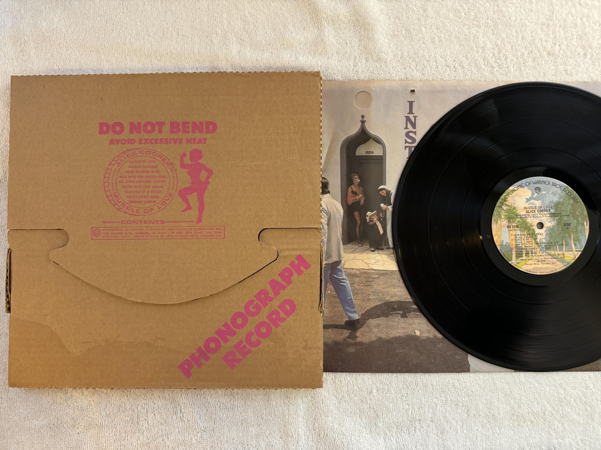 Omslagsbild för skivan ALICE COOPER muscle of love LP -73 US WARNER BROS BS 2748