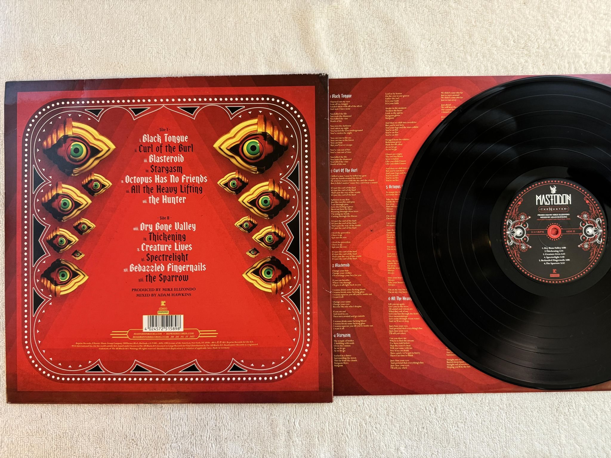 Omslagsbild för skivan MASTODON The Hunter LP 2011 REPRISE RRCAR 7675-1