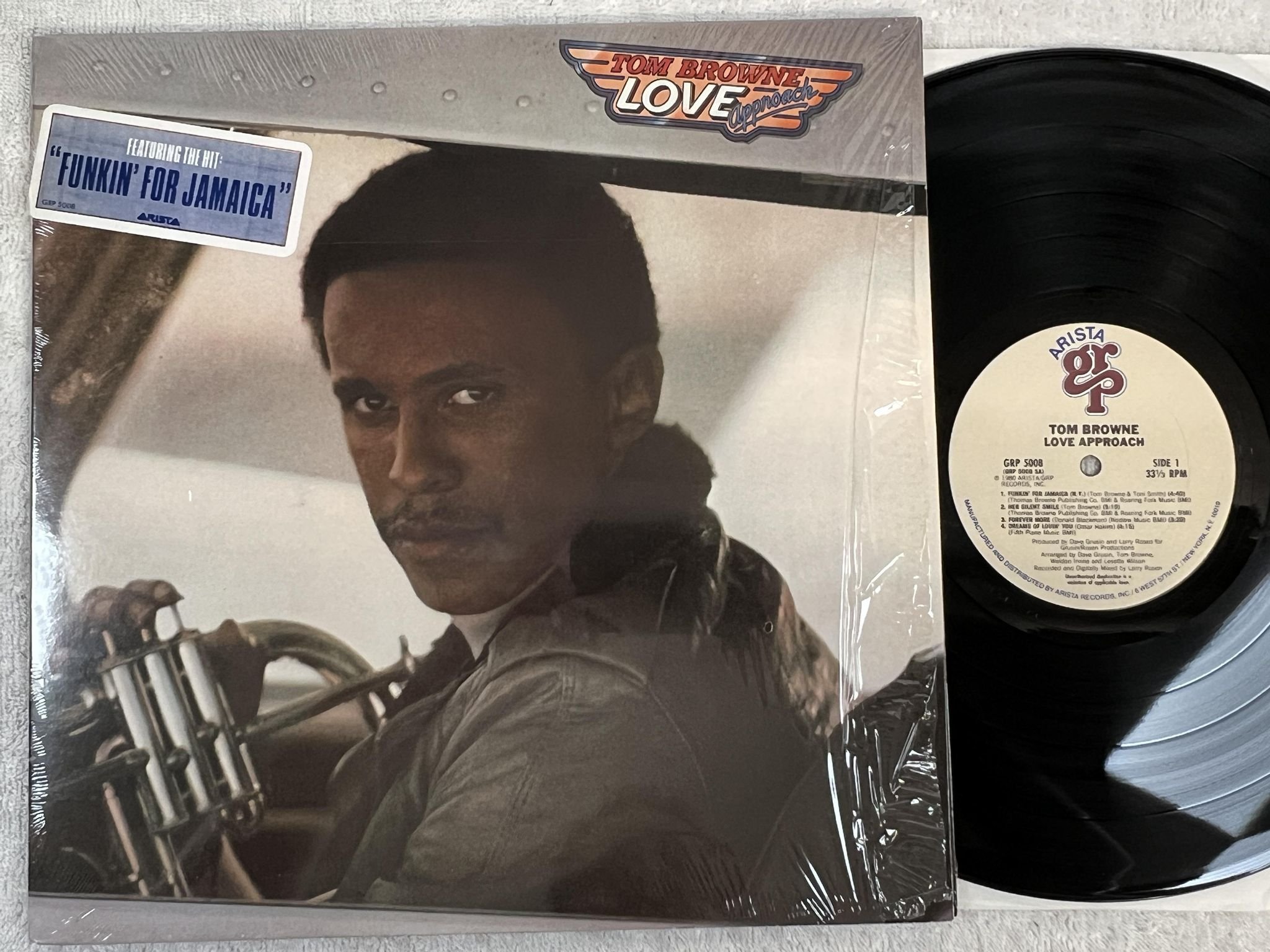 Omslagsbild för skivan TOM BROWNE love approach LP -80 US ARISTA GRP 5008 ** funkin' for Jamaica **
