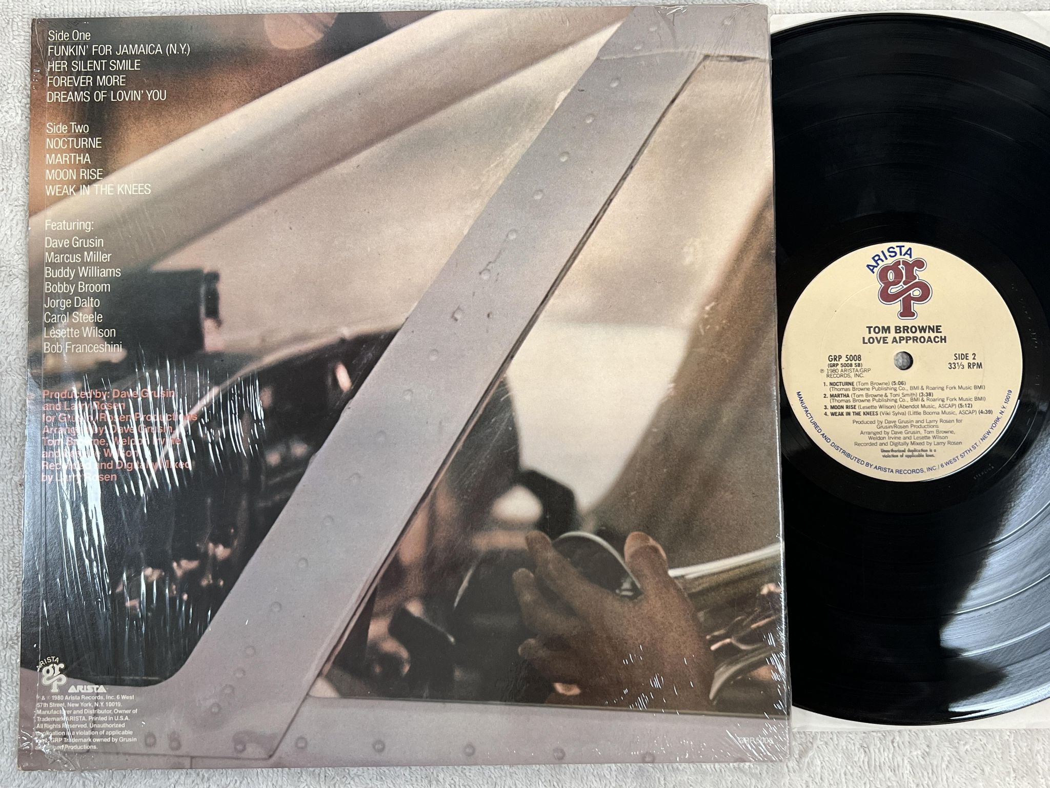 Omslagsbild för skivan TOM BROWNE love approach LP -80 US ARISTA GRP 5008 ** funkin' for Jamaica **