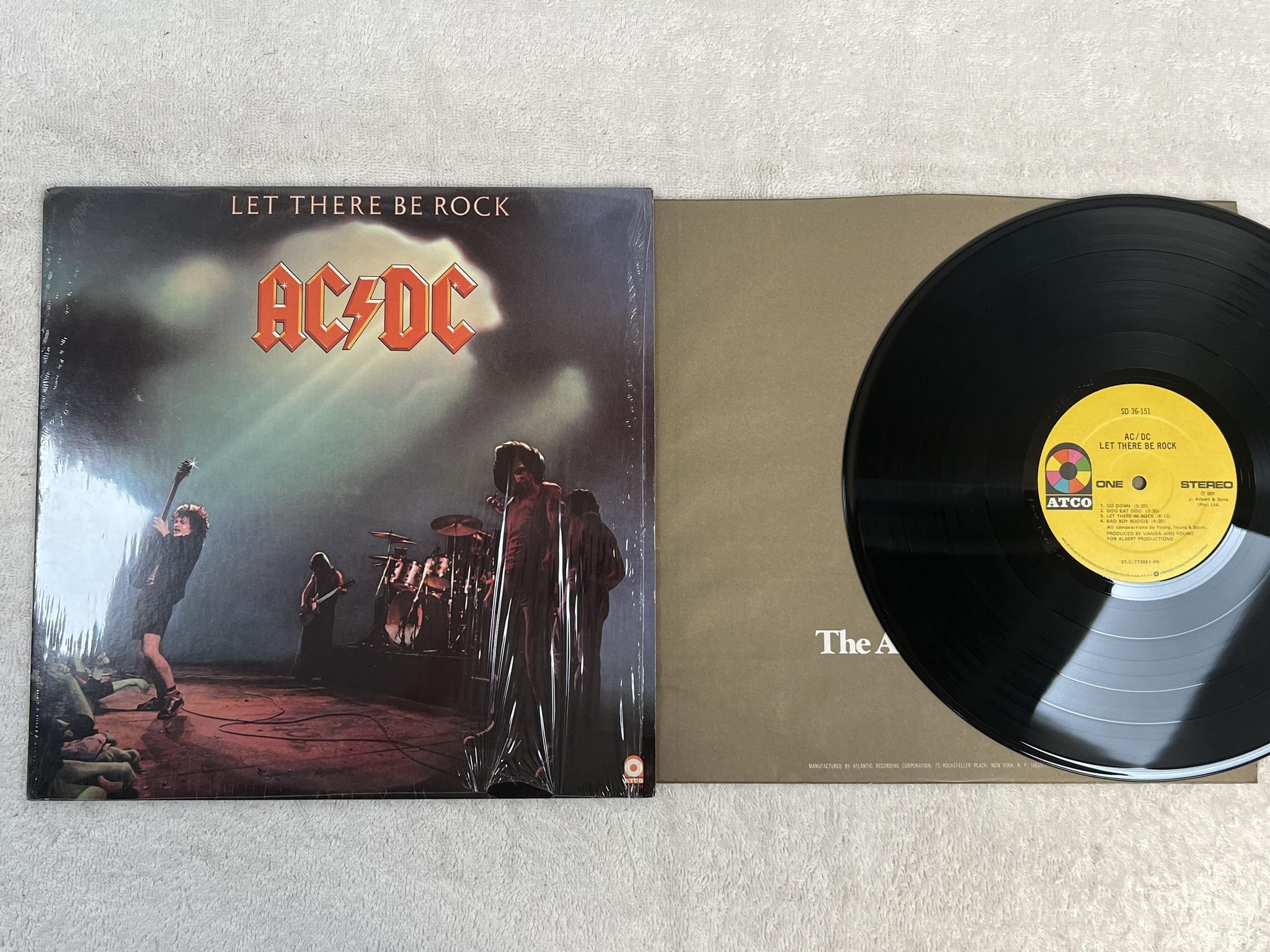 Omslagsbild för skivan AC/DC let the re be rock LP -77 US ATCO SD 36-151