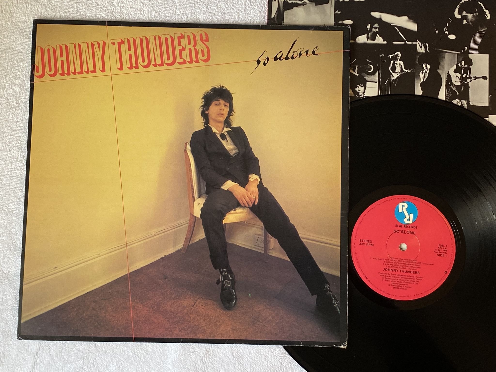 Omslagsbild för skivan JOHNNY THUNDERS So Alone LP -78 UK REAL RAL 1