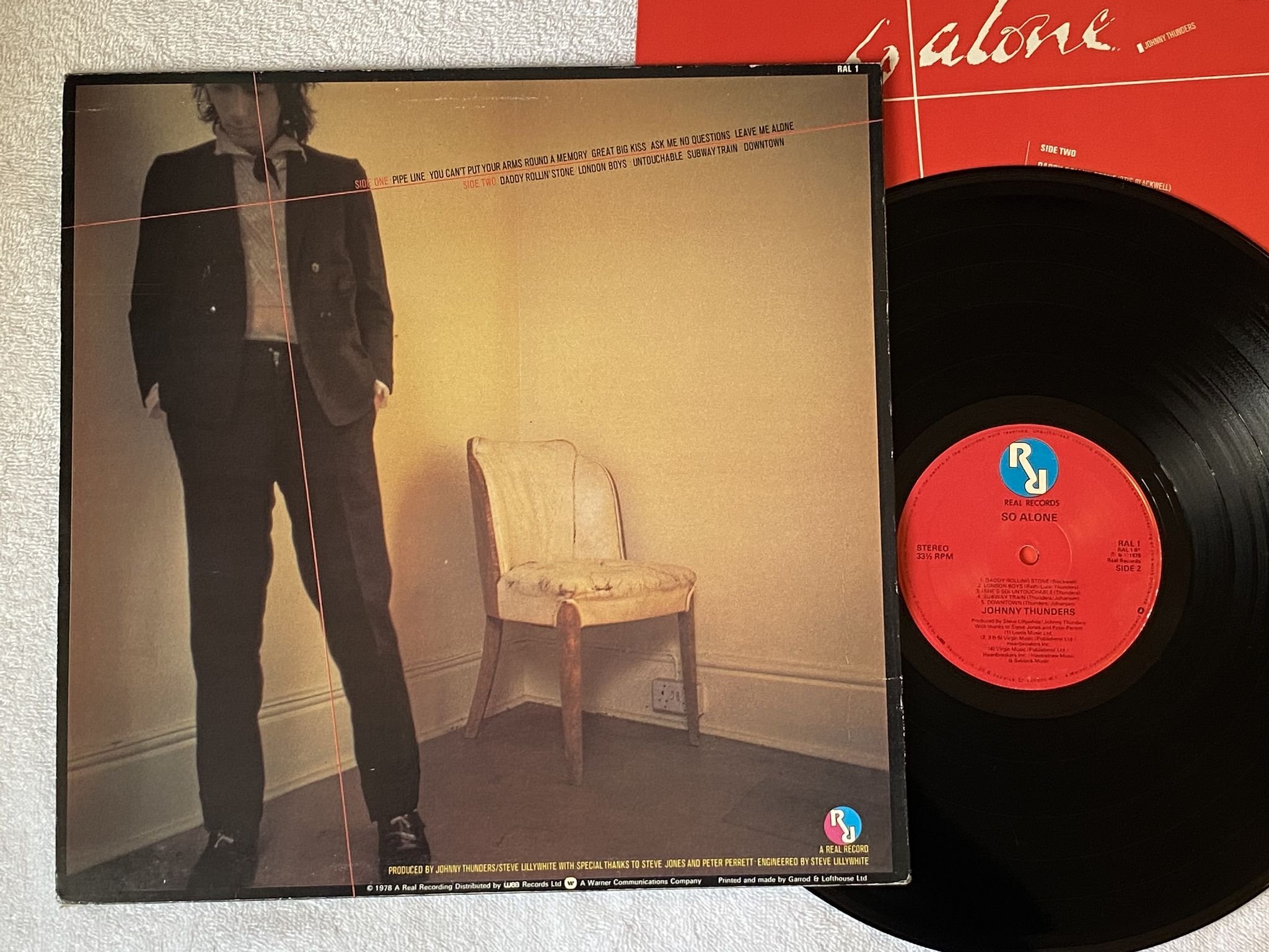 Omslagsbild för skivan JOHNNY THUNDERS So Alone LP -78 UK REAL RAL 1