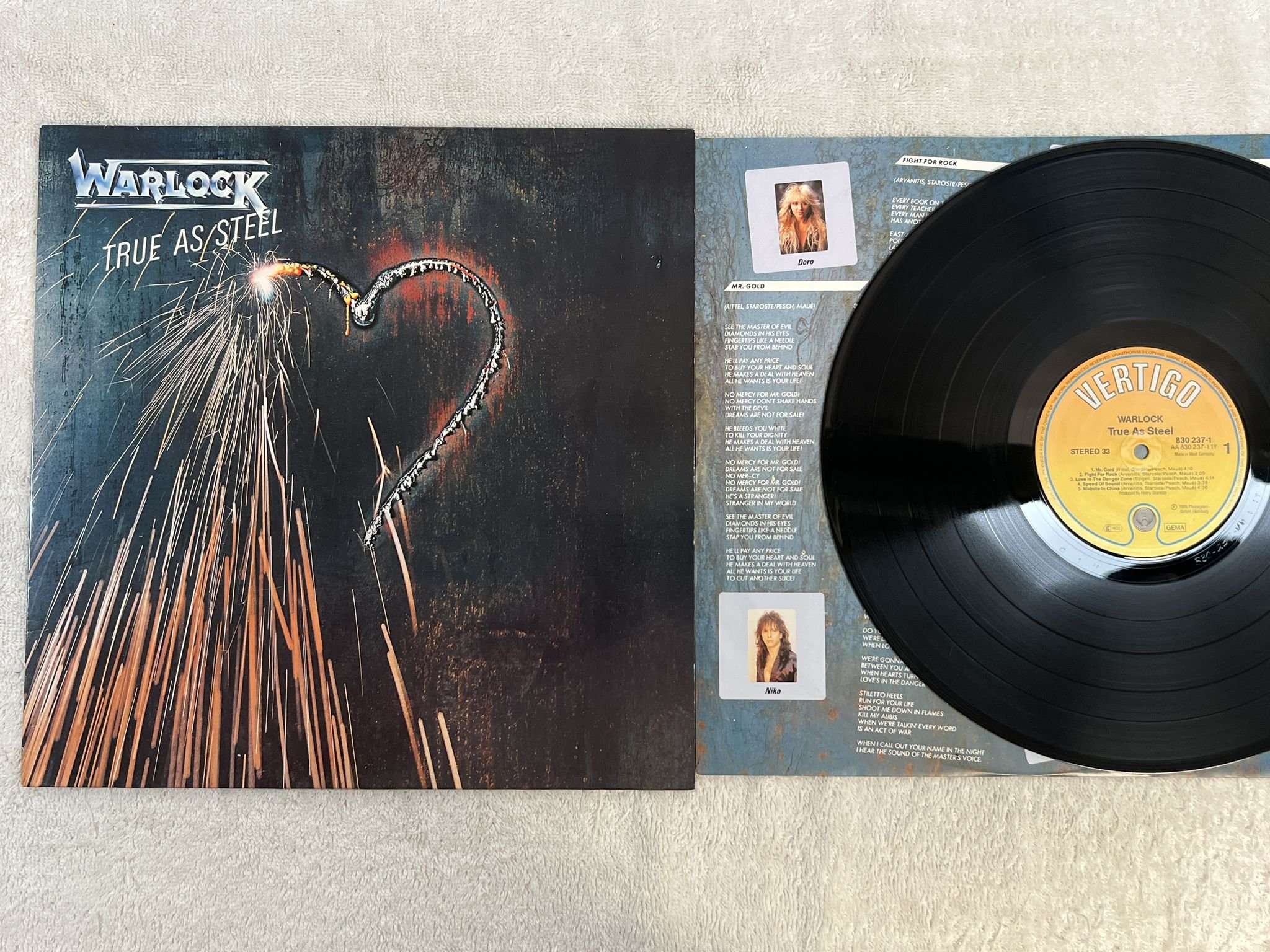 Omslagsbild för skivan WARLOCK true as steel LP -86 Ger VERTIGO 830 237-1
