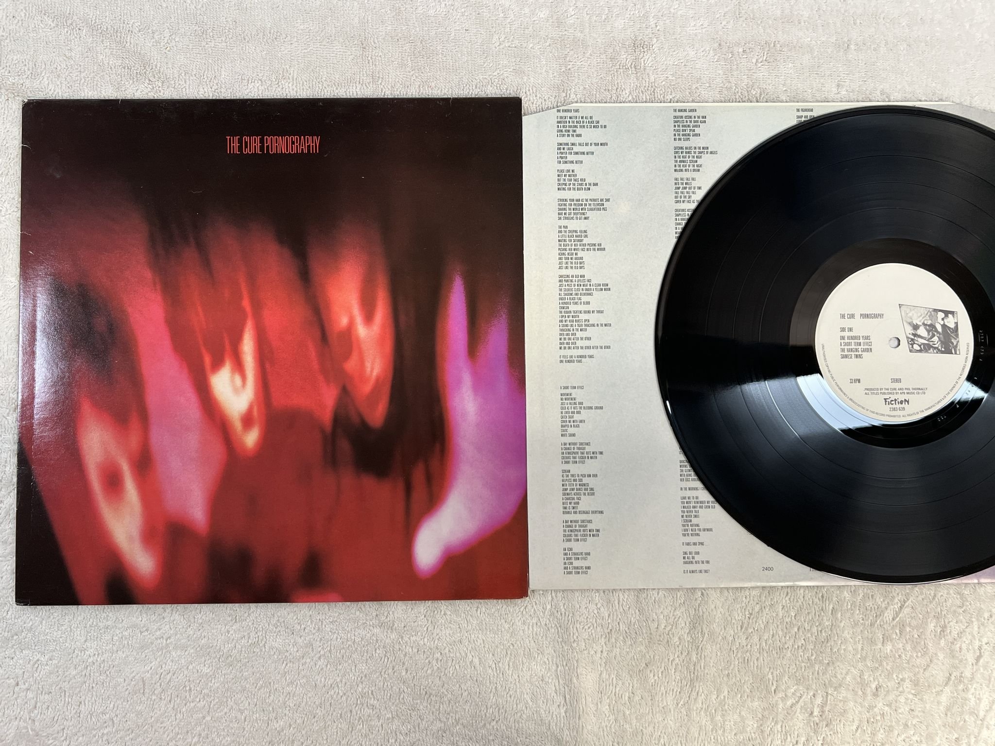 Omslagsbild för skivan THE CURE Pornography LP -82 Scandinavia FICTION 2383 639 ** RARE PRESSING **
