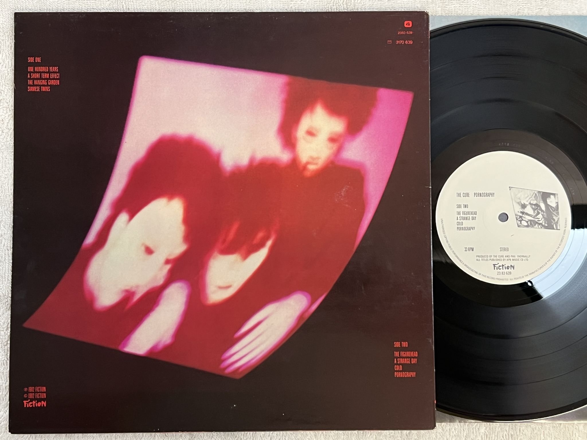 Omslagsbild för skivan THE CURE Pornography LP -82 Scandinavia FICTION 2383 639 ** RARE PRESSING **