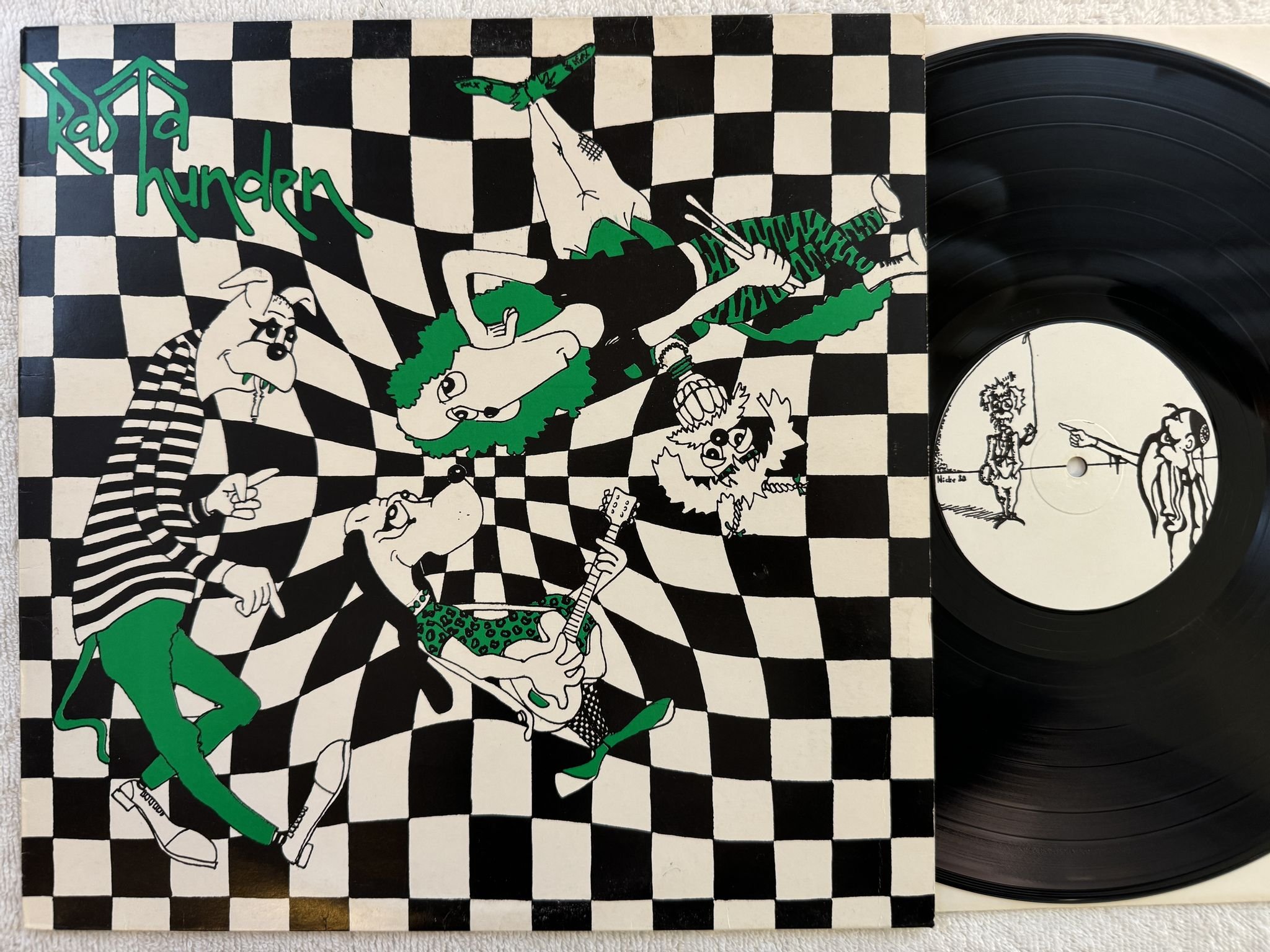 Omslagsbild för skivan RASTA HUNDEN s/t LP -80 Swe GREEN LETTERING mass z-12