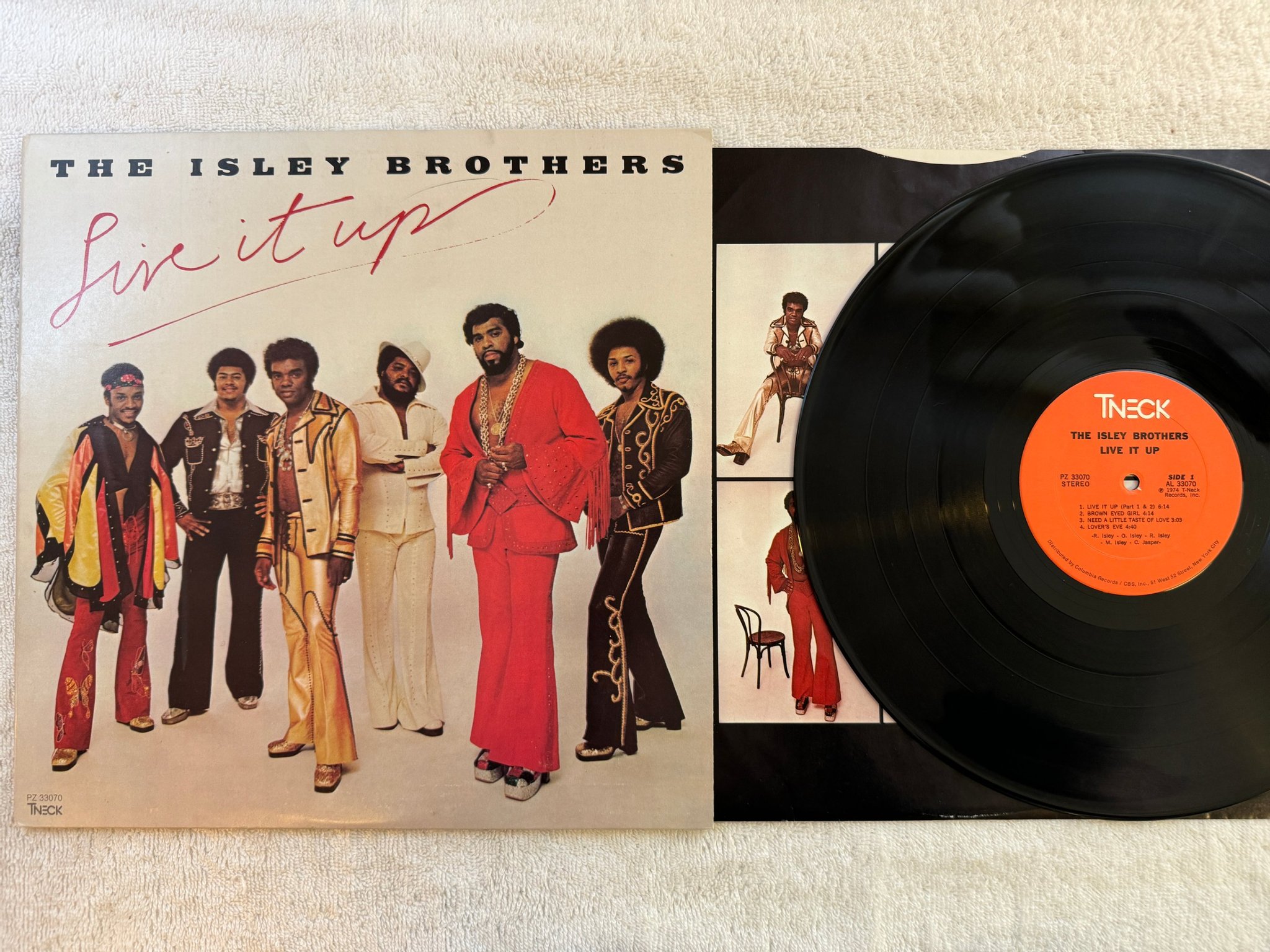 Omslagsbild för skivan THE ISLEY BROTHERS live it up LP -74 US TNECK PZ 33070