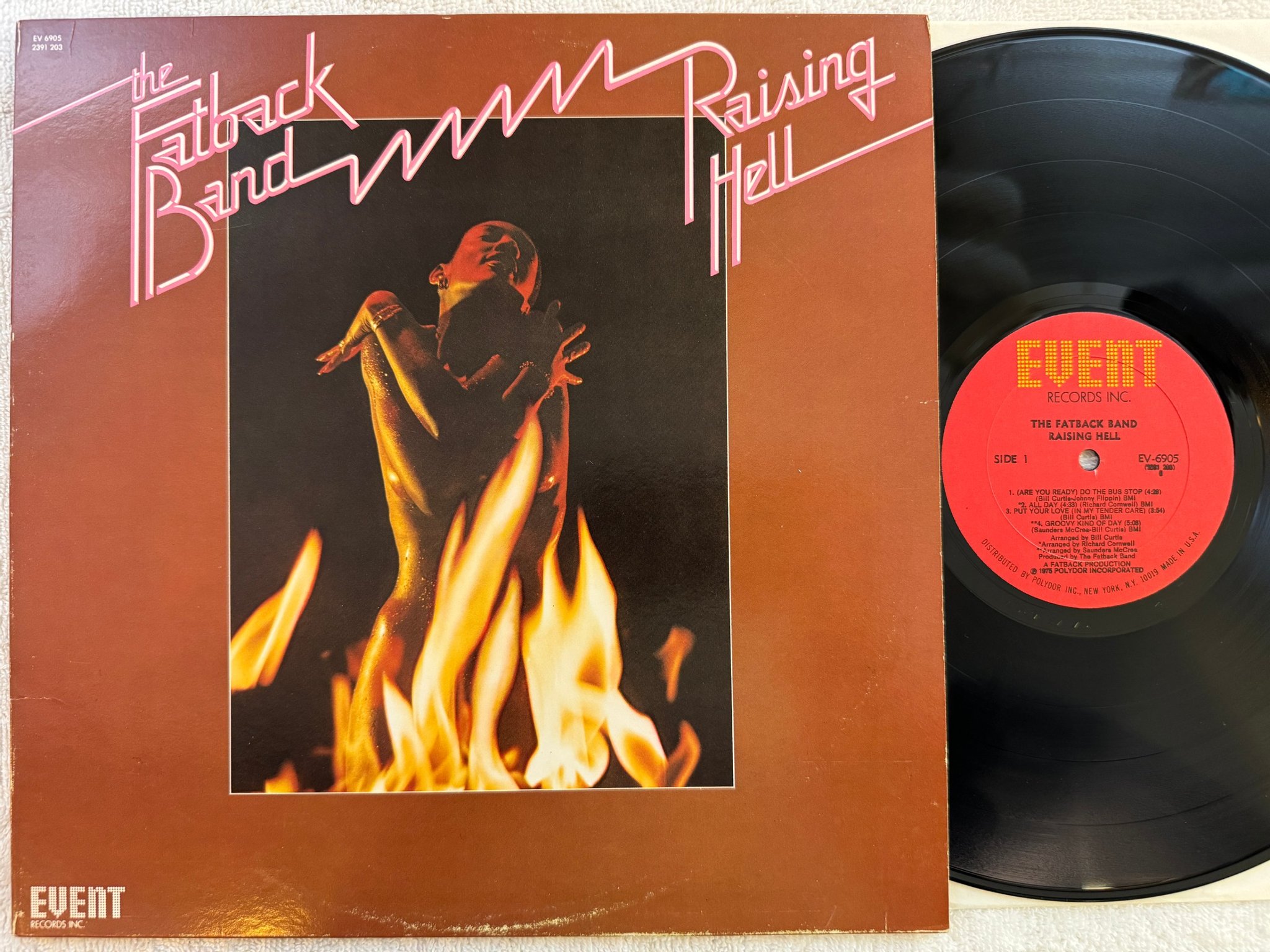 Omslagsbild för skivan THE FATBACK BAND raising hell LP -75 US EVENT EV 6905