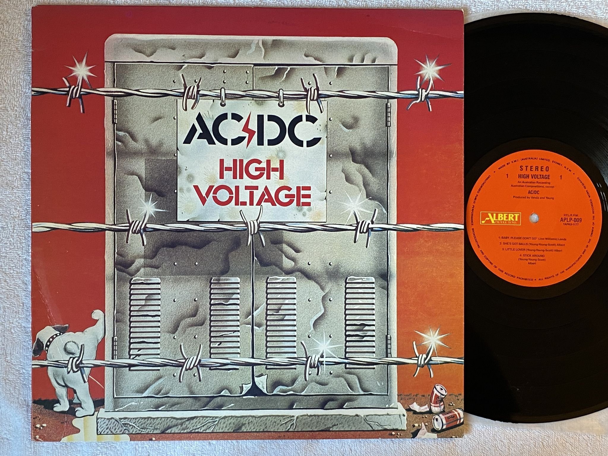 Omslagsbild för skivan AC/DC high voltage LP -75/83 Australia ALBERT APLP 009 *** RARE RE ***