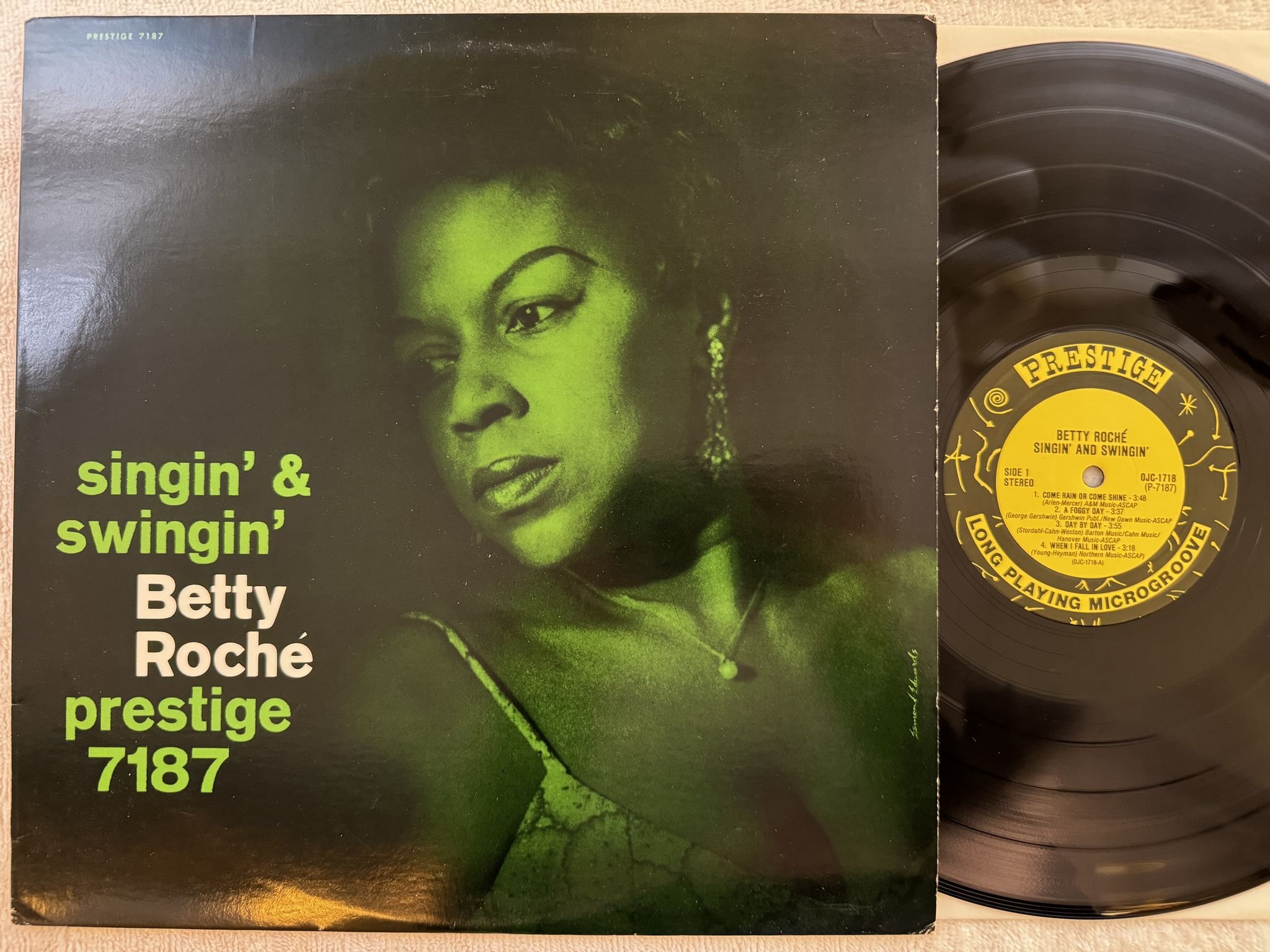 Omslagsbild för skivan BETTY ROCHE Singin' & Swingin' LP -86 original jazz OJC-1718