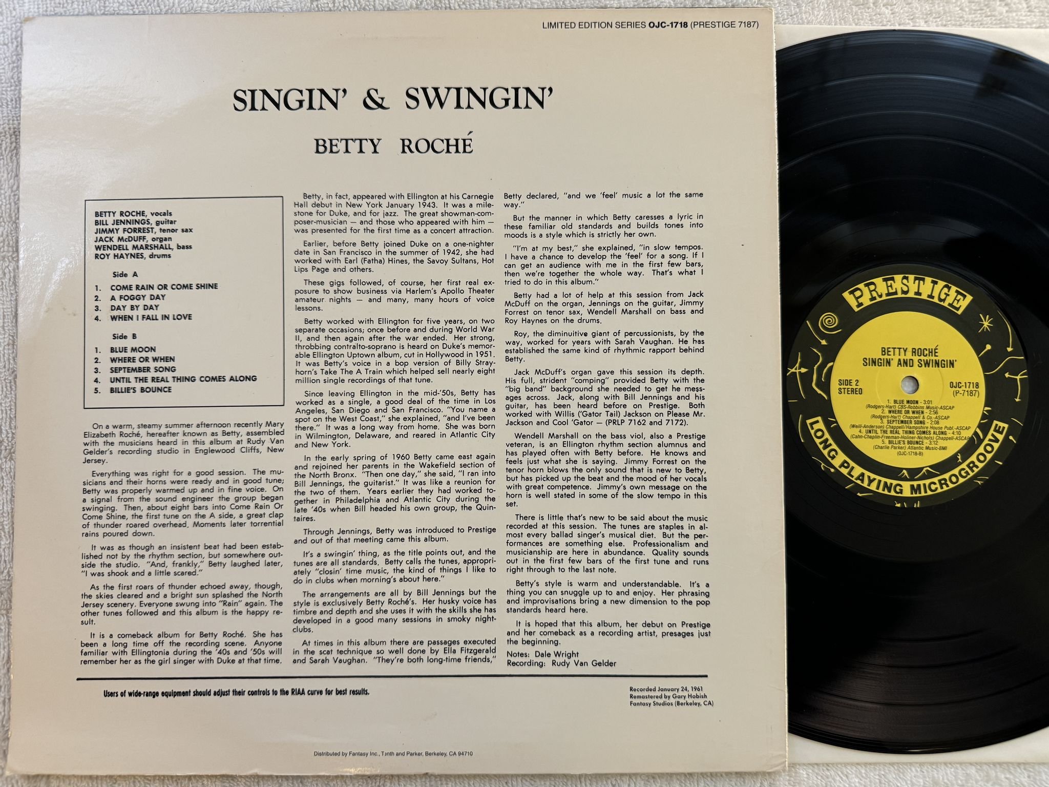 Omslagsbild för skivan BETTY ROCHE Singin' & Swingin' LP -86 original jazz OJC-1718