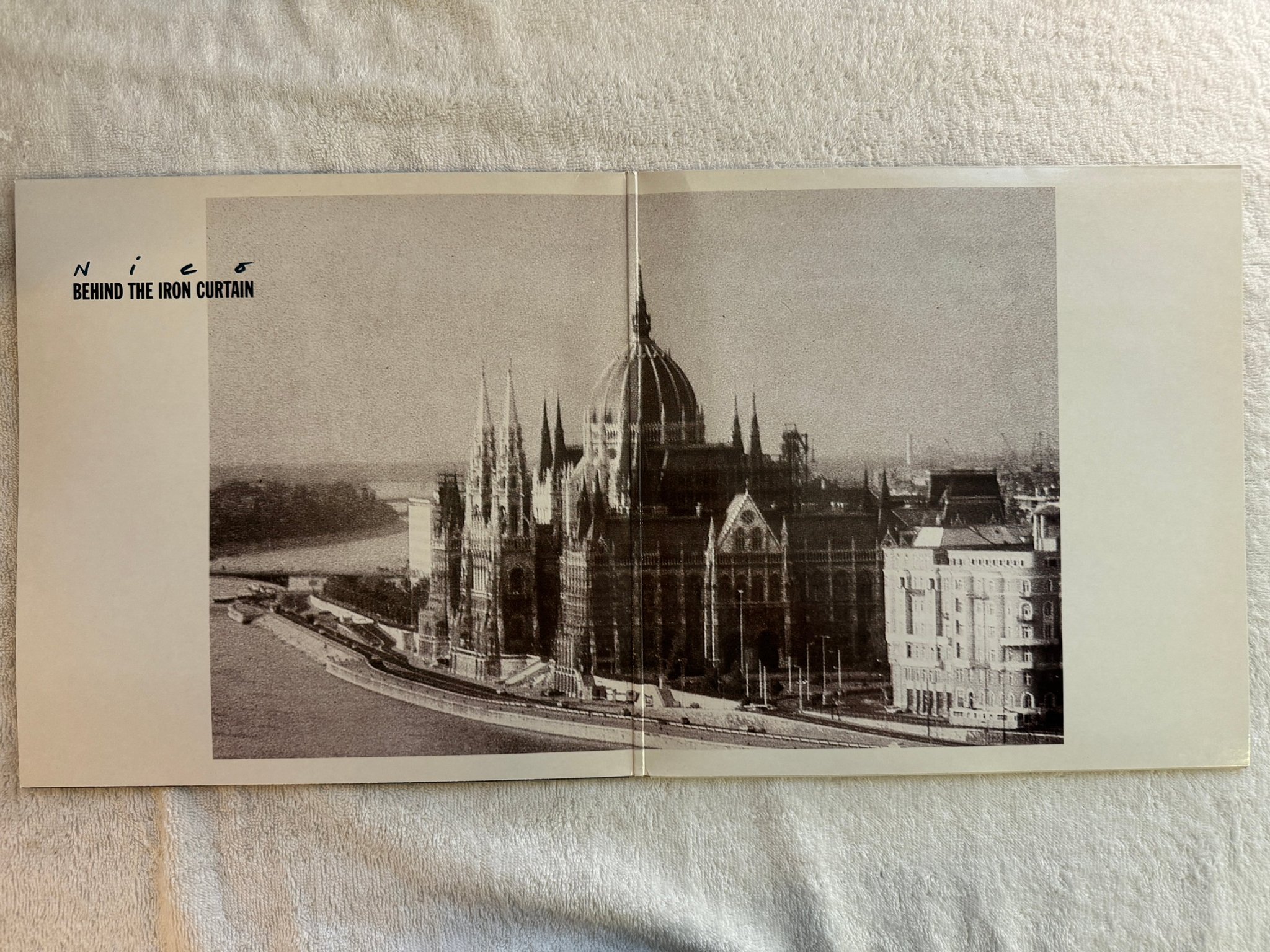 Omslagsbild för skivan NICO Behind The Iron Curtain 2xLP -86 UK DOJO LP 27