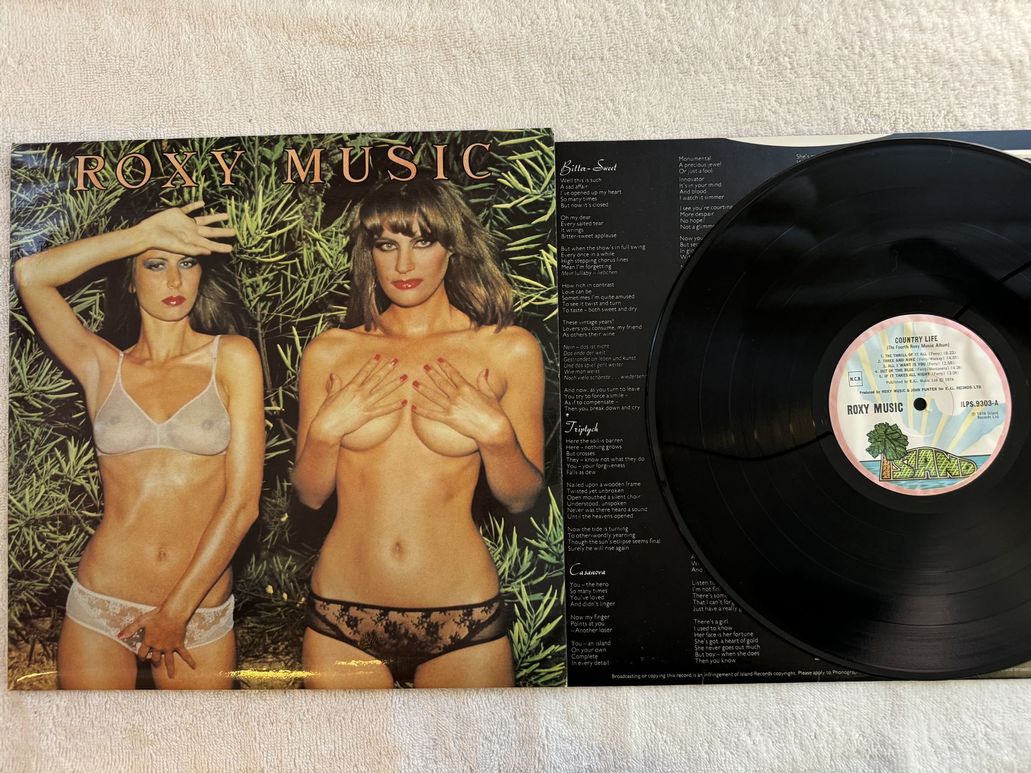Omslagsbild för skivan ROXY MUSIC country life LP ncb -73 ISLAND ILPS 9303