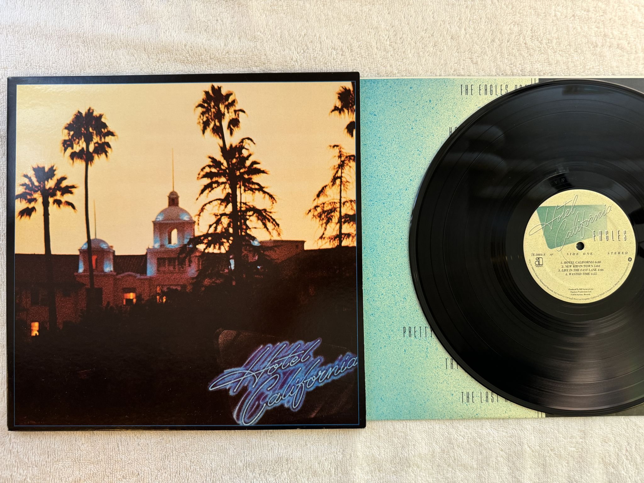 Omslagsbild för skivan EAGLES Hotel California LP -76 US ASYLUM 7E-1084 SP