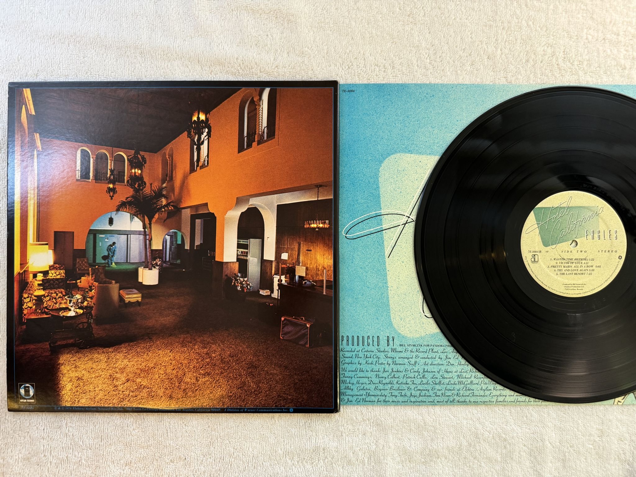 Omslagsbild för skivan EAGLES Hotel California LP -76 US ASYLUM 7E-1084 SP