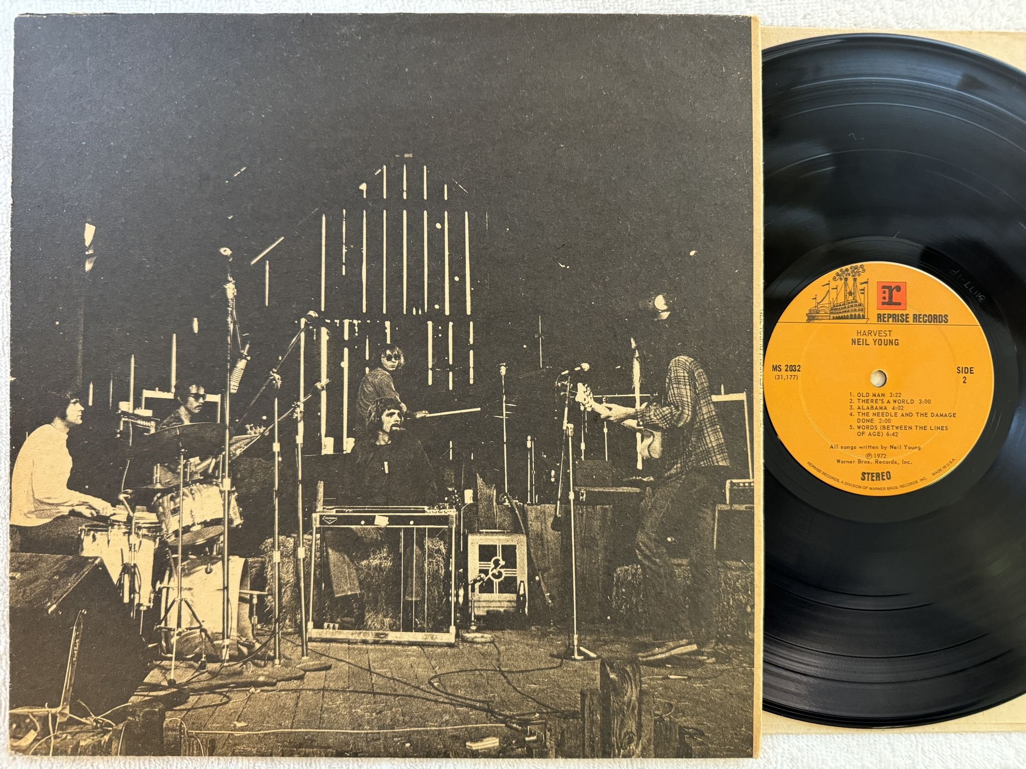 Omslagsbild för skivan NEIL YOUNG harvest LP -72 US REPRISE MS 2032