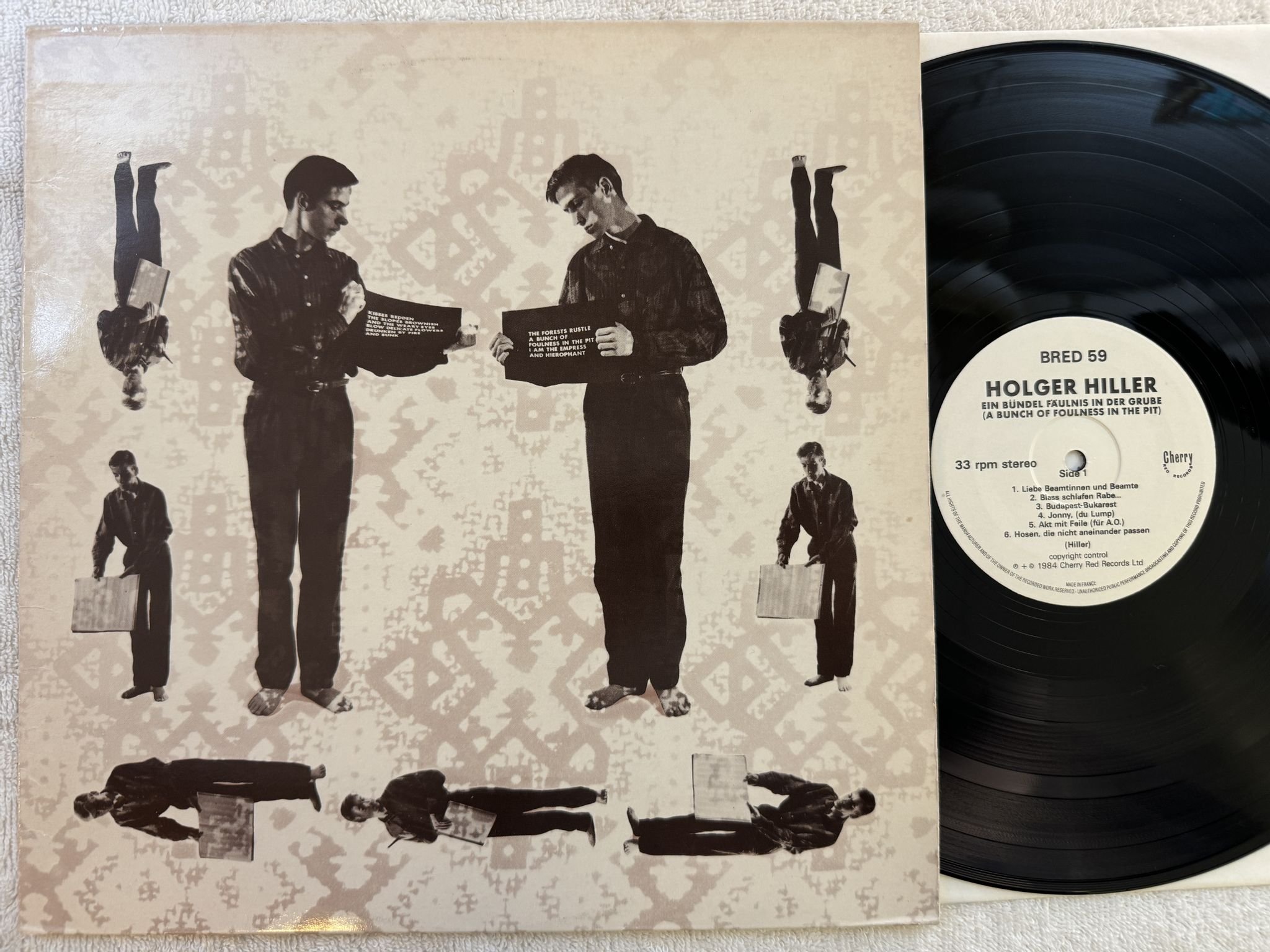 Omslagsbild för skivan HOLGER HILLER Ein Bündel Fäulnis In Der Grube LP -84 UK cherry red bred 59