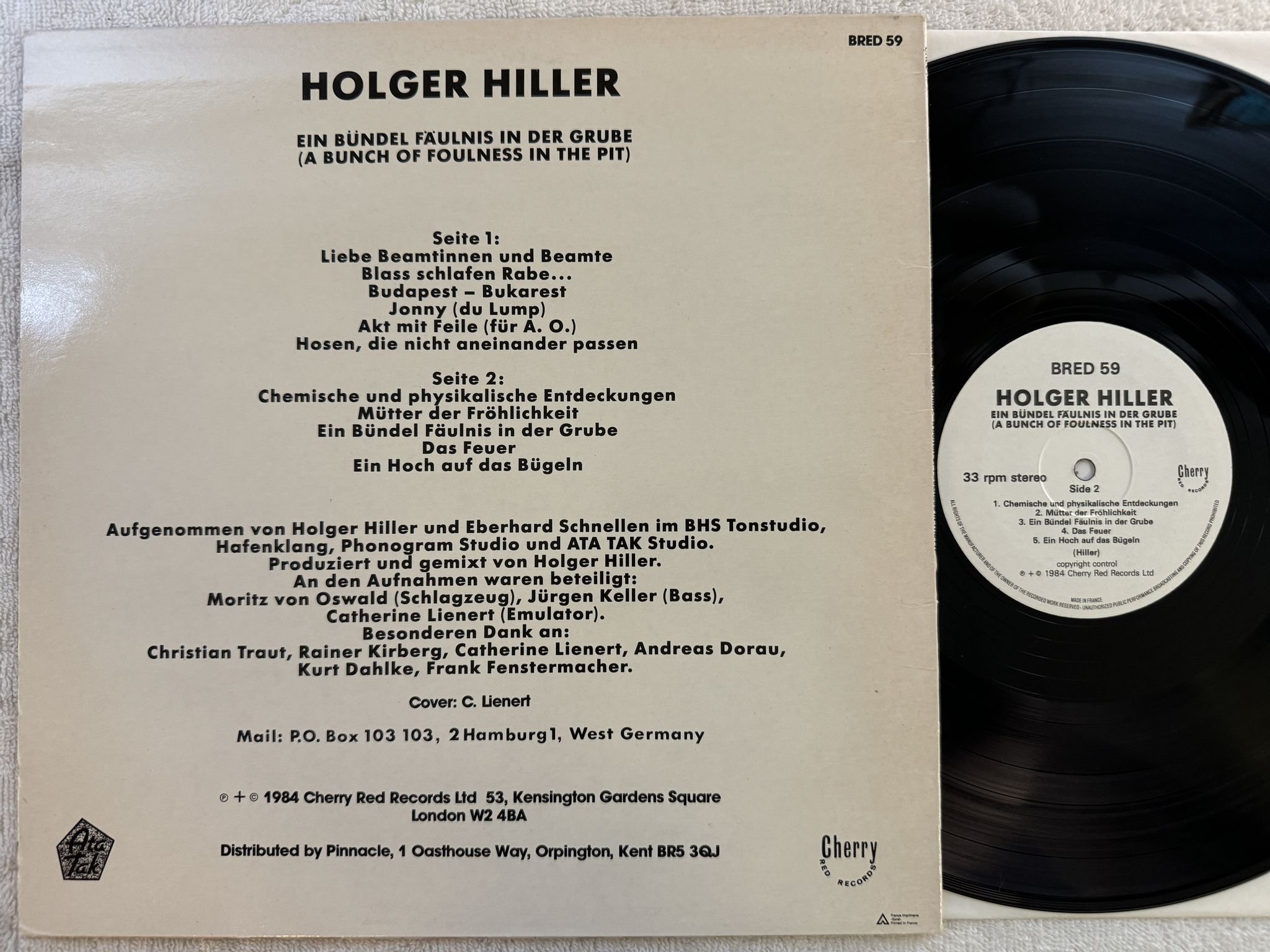 Omslagsbild för skivan HOLGER HILLER Ein Bündel Fäulnis In Der Grube LP -84 UK cherry red bred 59