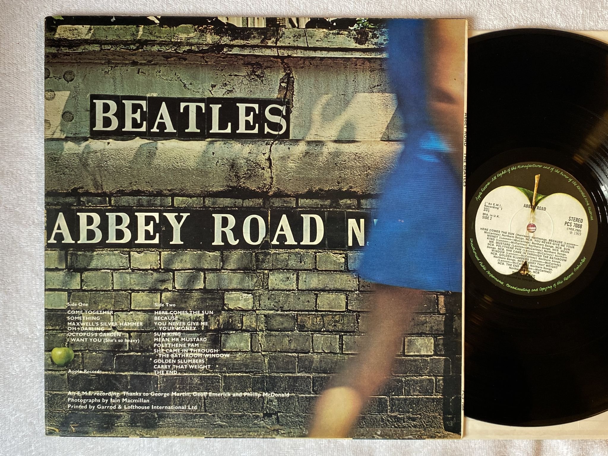 Omslagsbild för skivan THE BEATLES abbey road LP -69 UK APPLE PCS 7088 *** Misaligned apple ***