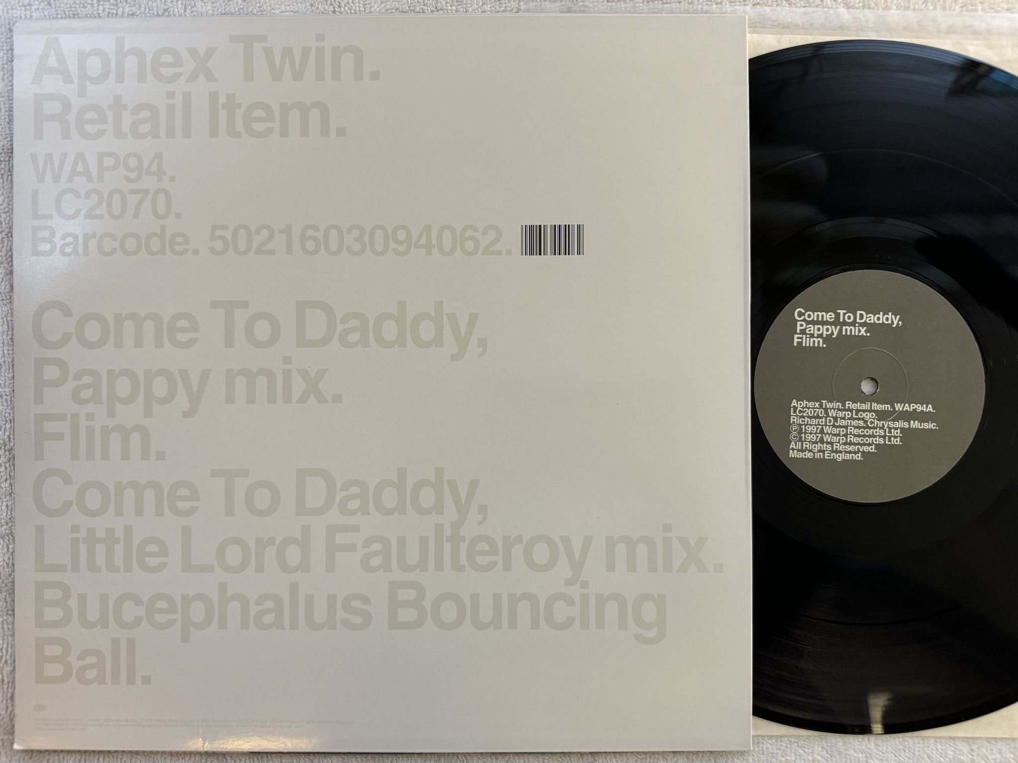 Omslagsbild för skivan APHEX TWIN Come To Daddy 12" -97 UK WARP WAP94