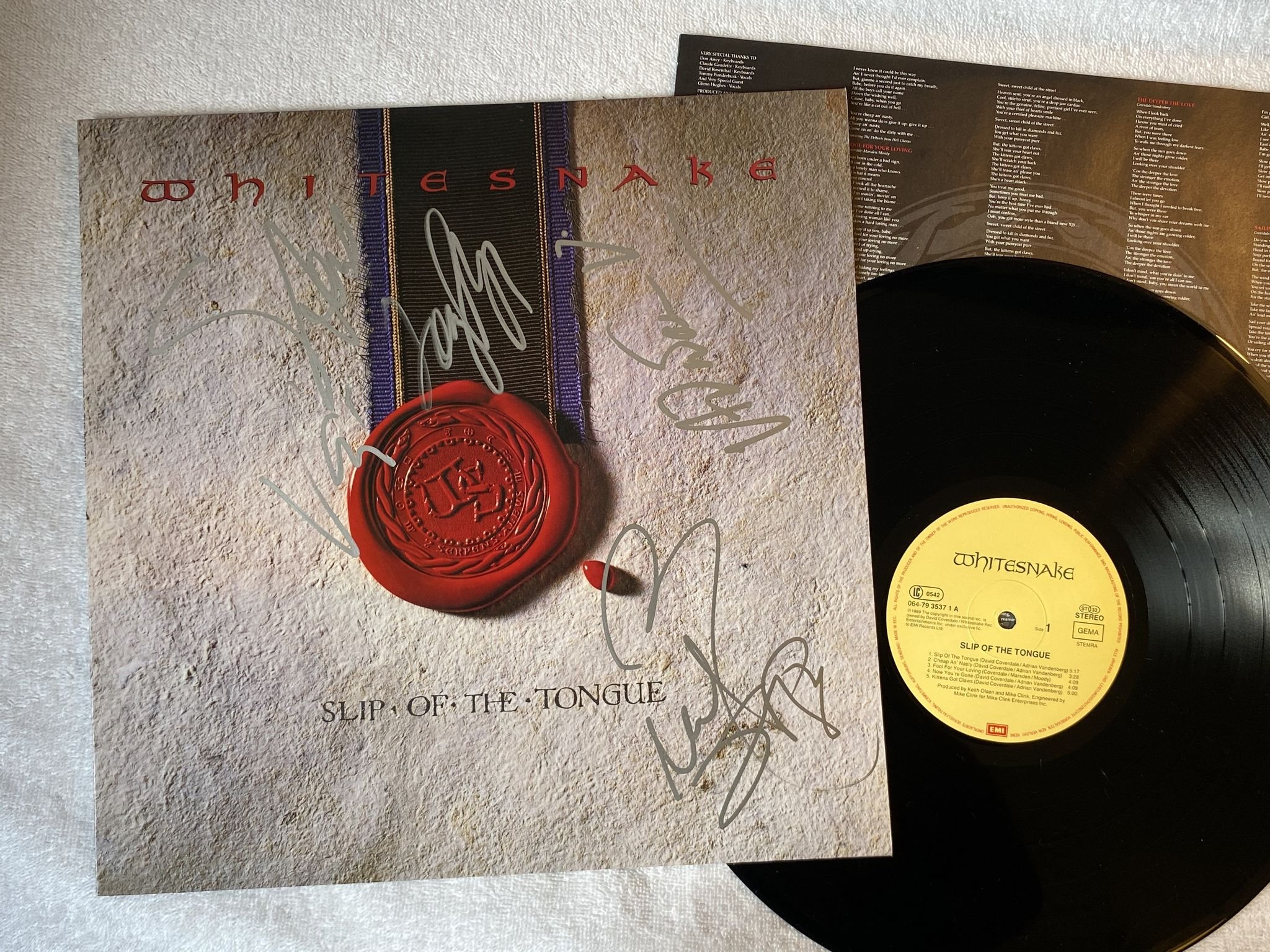 Omslagsbild för skivan WHITESNAKE slip of the tongue LP -89 EMI 064 7 93537 1 **** SIGNED COVER ****