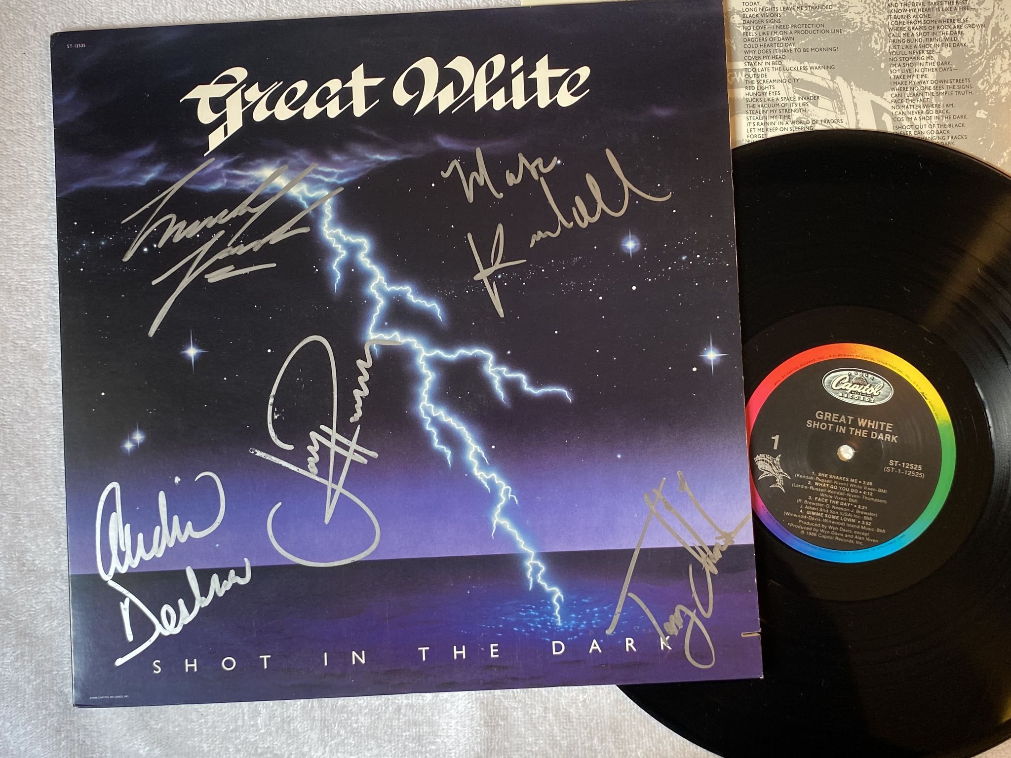 Omslagsbild för skivan GREAT WHITE shot in the dark LP -86 US CAPITOL SD 12525 *** signed by all ***