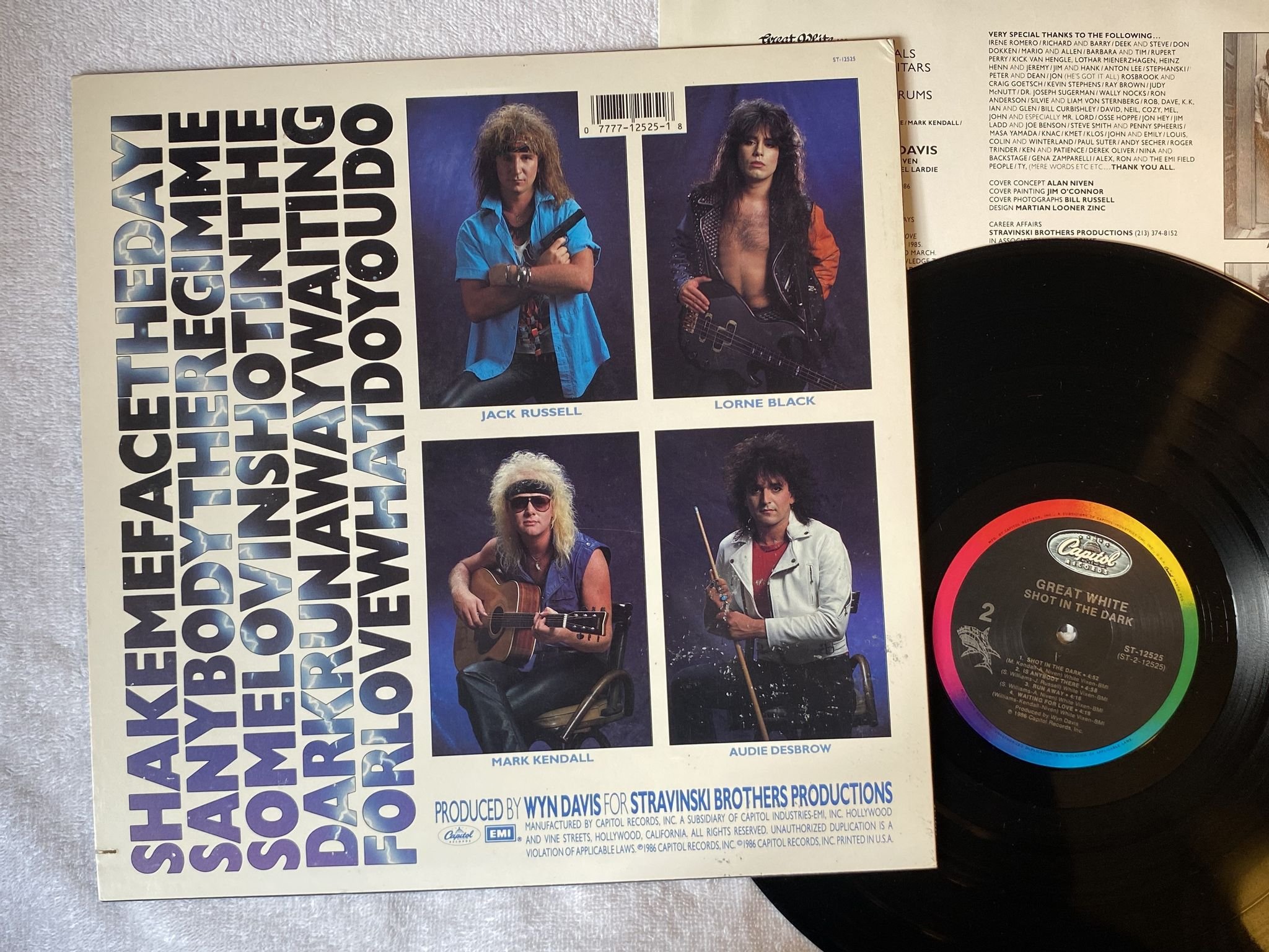 Omslagsbild för skivan GREAT WHITE shot in the dark LP -86 US CAPITOL SD 12525 *** signed by all ***