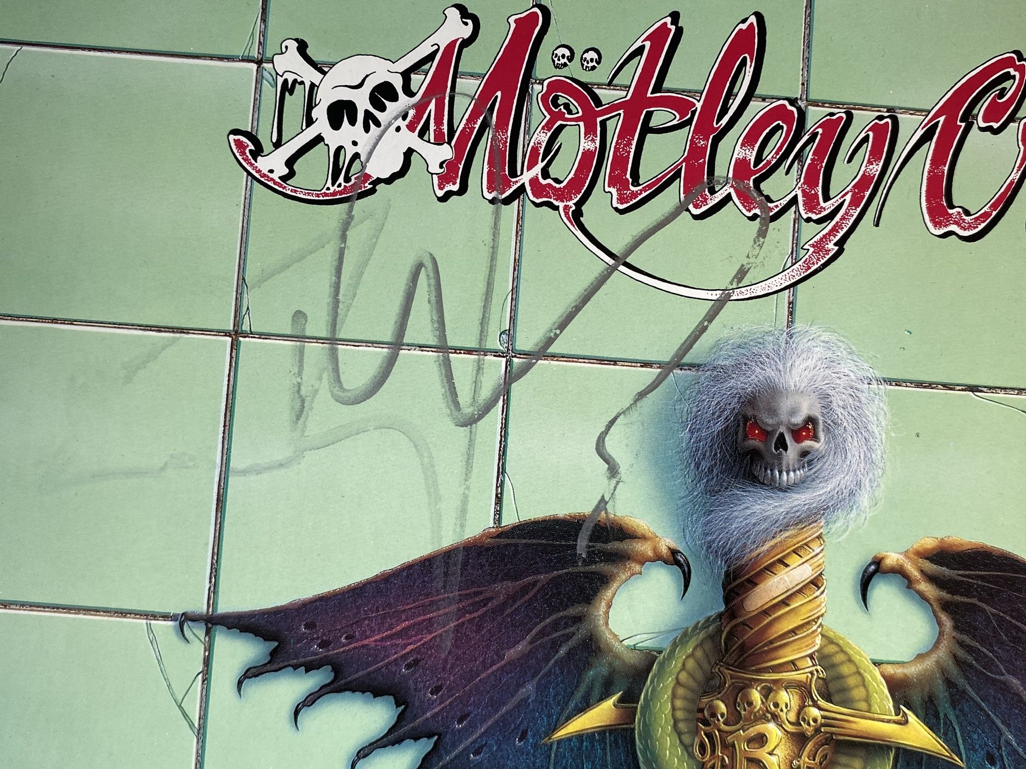 Omslagsbild för skivan MÖTLEY CRÜE Dr Feelgood LP -89 ELEKTRA 960 829-1 *** SIGNED BY TOMMY + NIKKI ***