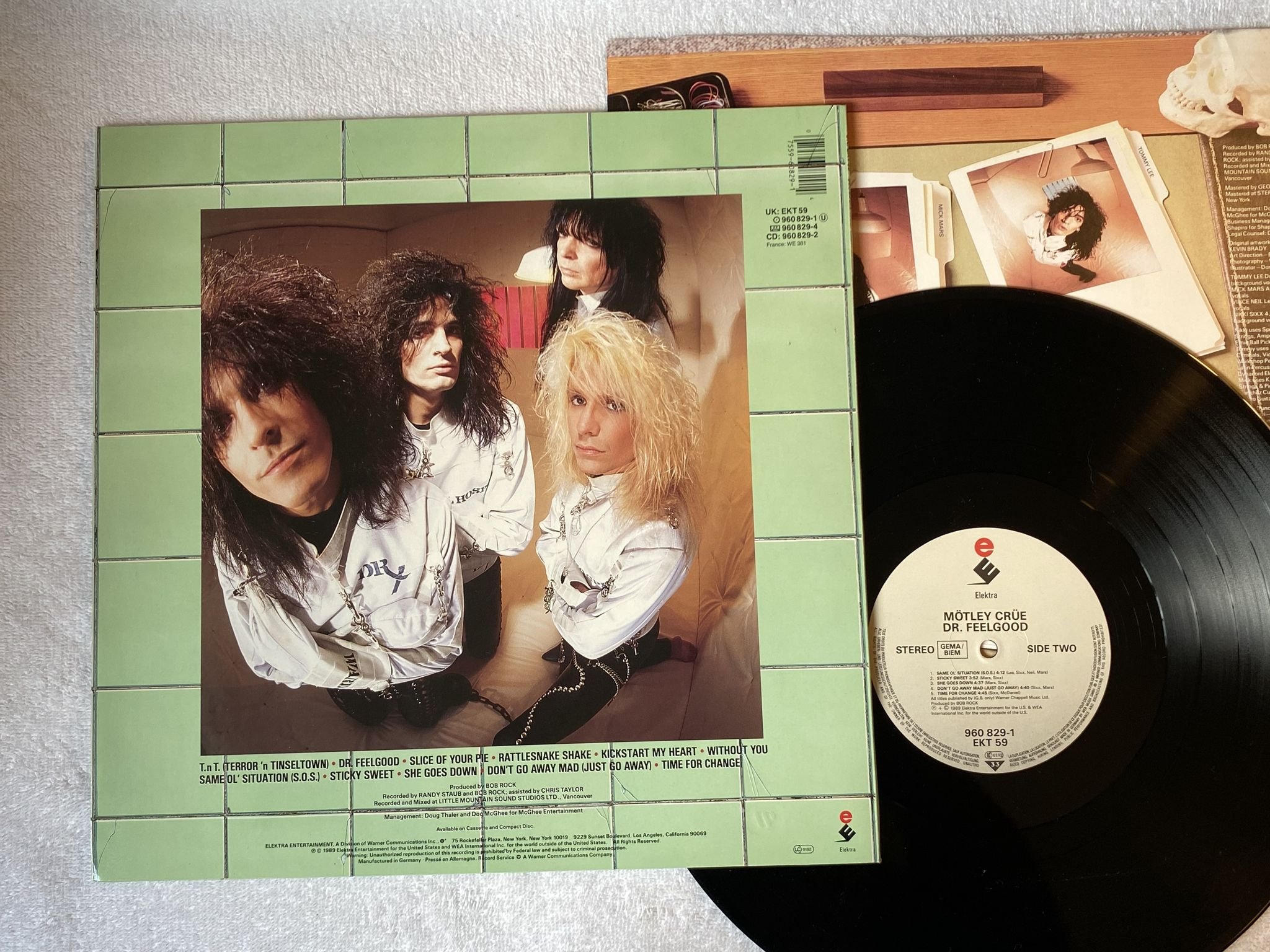 Omslagsbild för skivan MÖTLEY CRÜE Dr Feelgood LP -89 ELEKTRA 960 829-1 *** SIGNED BY TOMMY + NIKKI ***