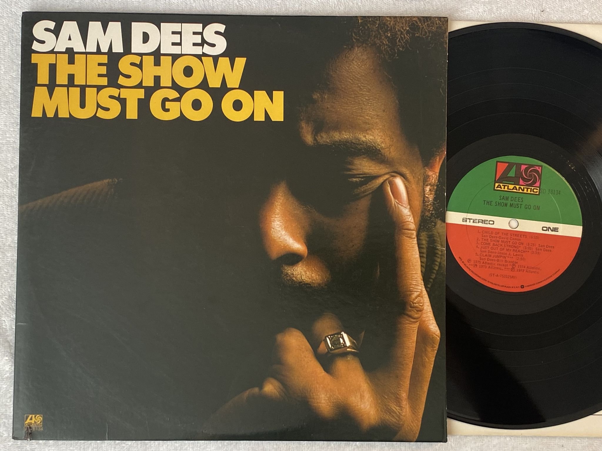 Omslagsbild för skivan SAM DEES the show must go on LP -75 US ATLANTIC SD 18134 *** CLASSY SOUL ***