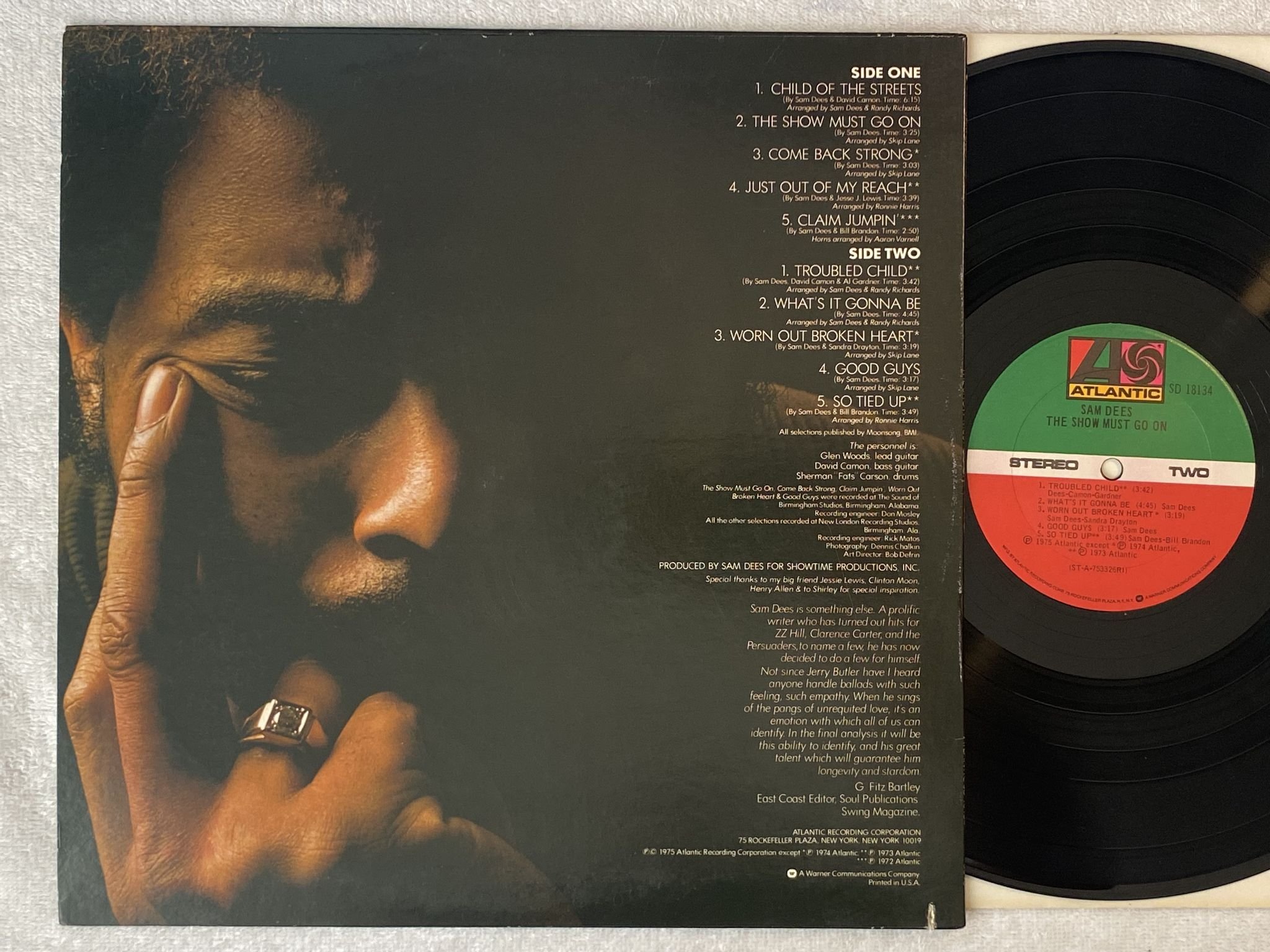 Omslagsbild för skivan SAM DEES the show must go on LP -75 US ATLANTIC SD 18134 *** CLASSY SOUL ***