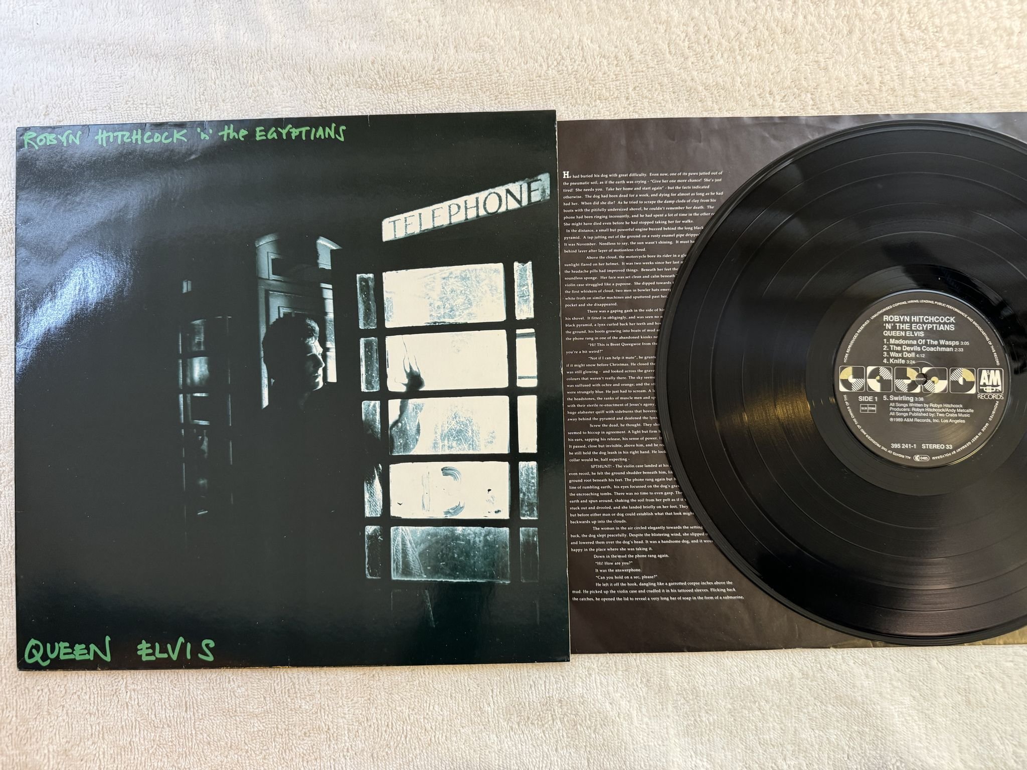 Omslagsbild för skivan ROBYN HITCHCOCK N THE EGYPTIANS Queen Elvis LP -89 A6M 395241-1