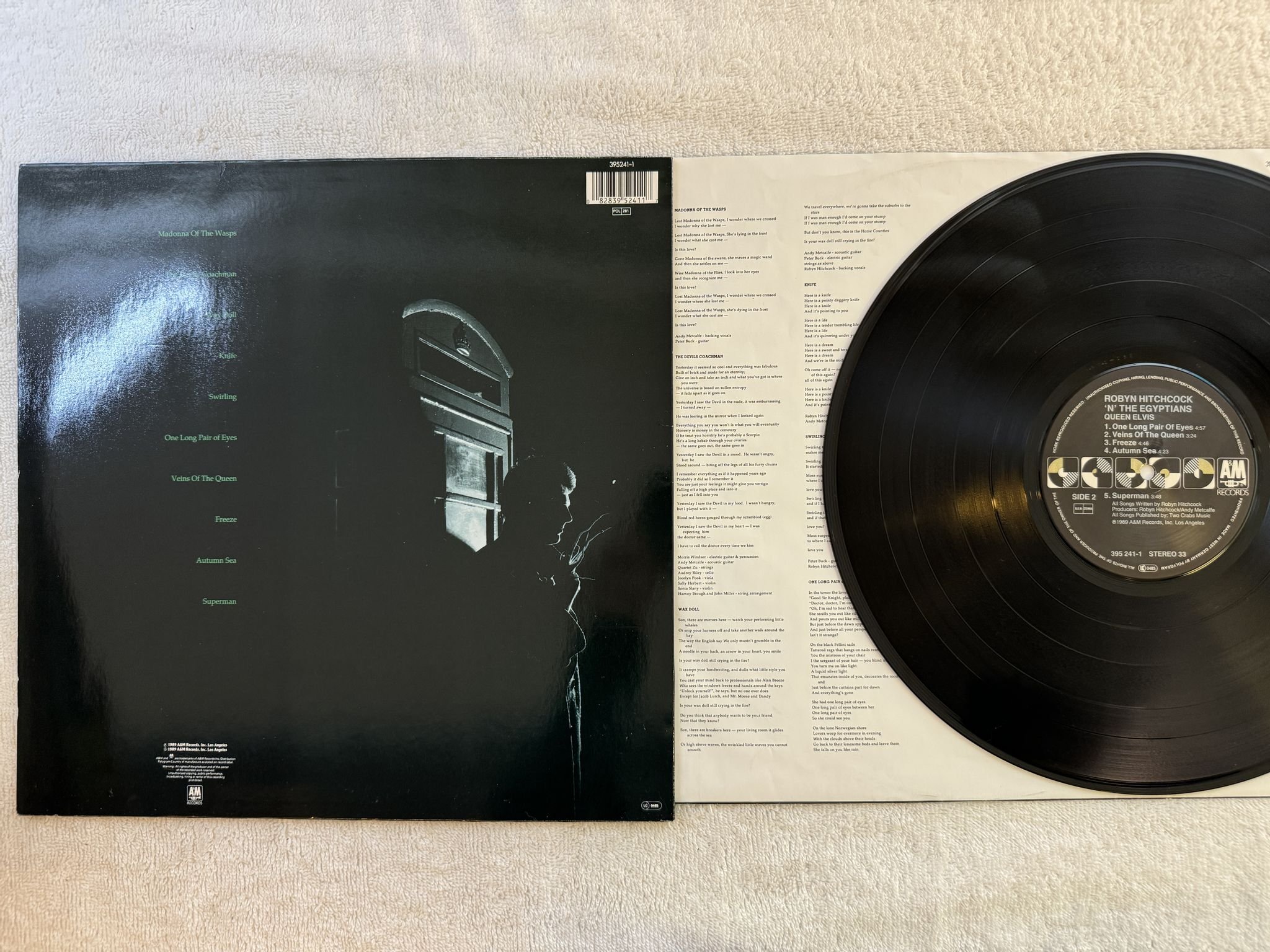 Omslagsbild för skivan ROBYN HITCHCOCK N THE EGYPTIANS Queen Elvis LP -89 A6M 395241-1