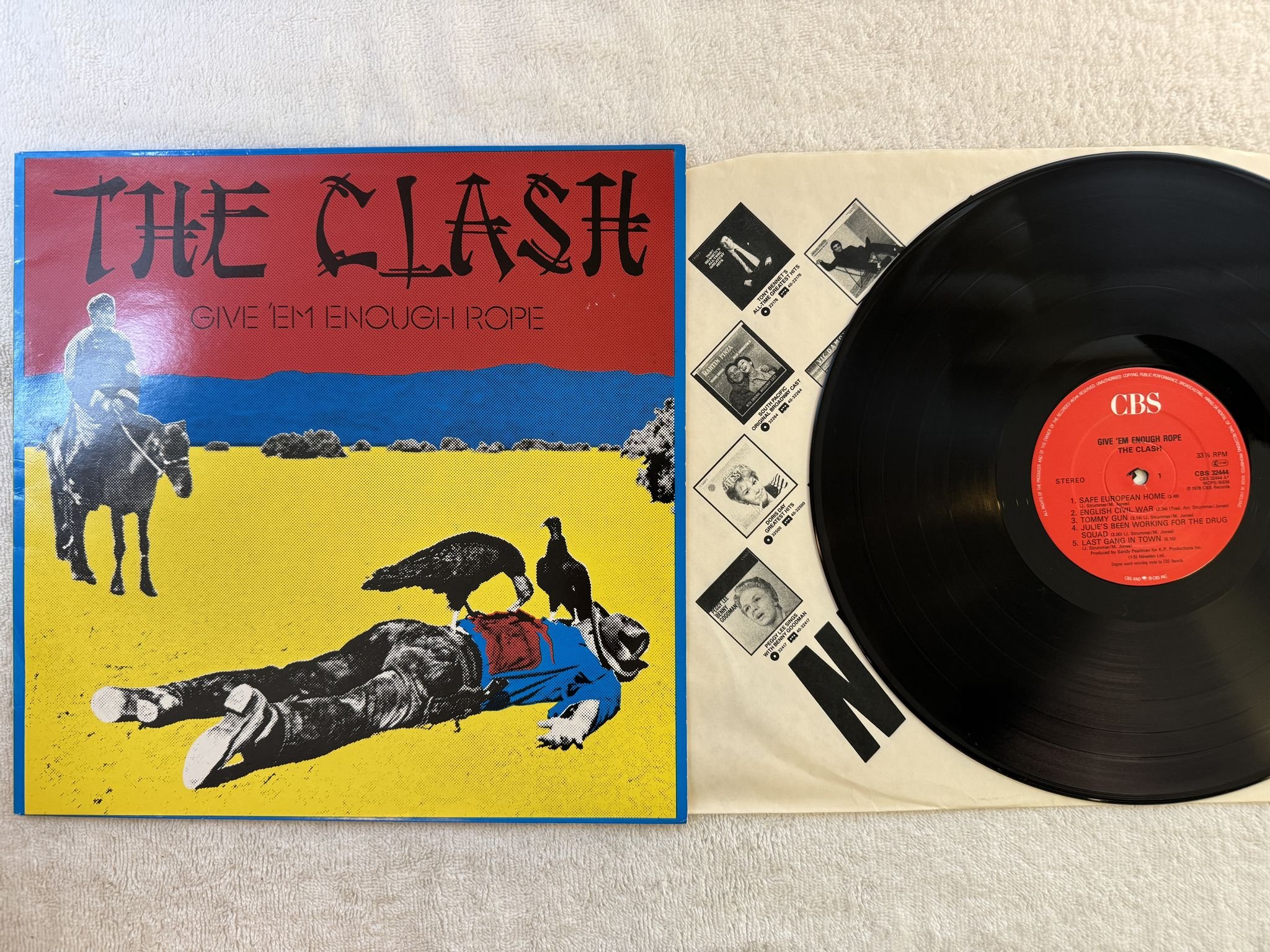 Omslagsbild för skivan THE CLASH give 'em enough rope LP -78 Hol CBS 32444